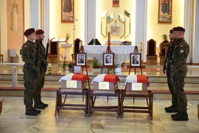 Żołnierze „Bartka” spoczęli na cmentarzu w Górkach Wielkich