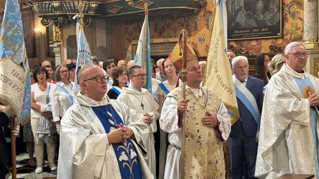 Jubileusz koronacji obrazu Matki Bożej Rychwałdzkiej i rocznica objawień fatimskich w deszczowej scenerii