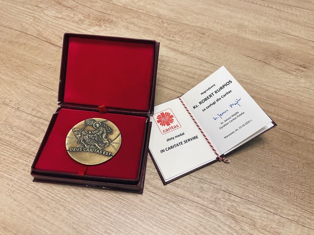 Dyrektor diecezjalnej Caritas uhonorowany Złotym Medalem „In Caritate Servire”