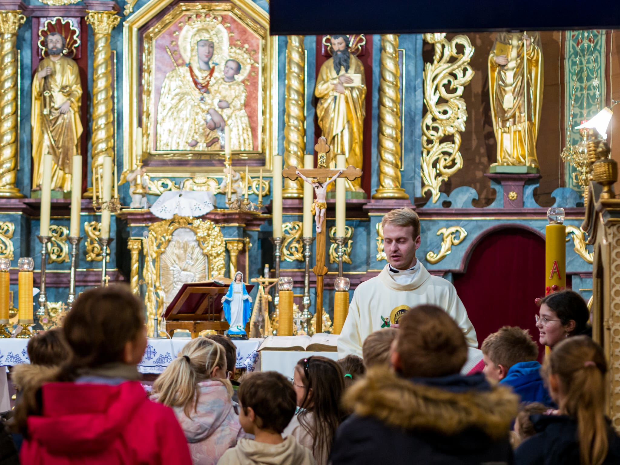 Uczestnicy rorat przygotowali kartki na Boże Narodzenia dla chorych z Parafii - Parafia Jawiszowice św. Marcina Bpa