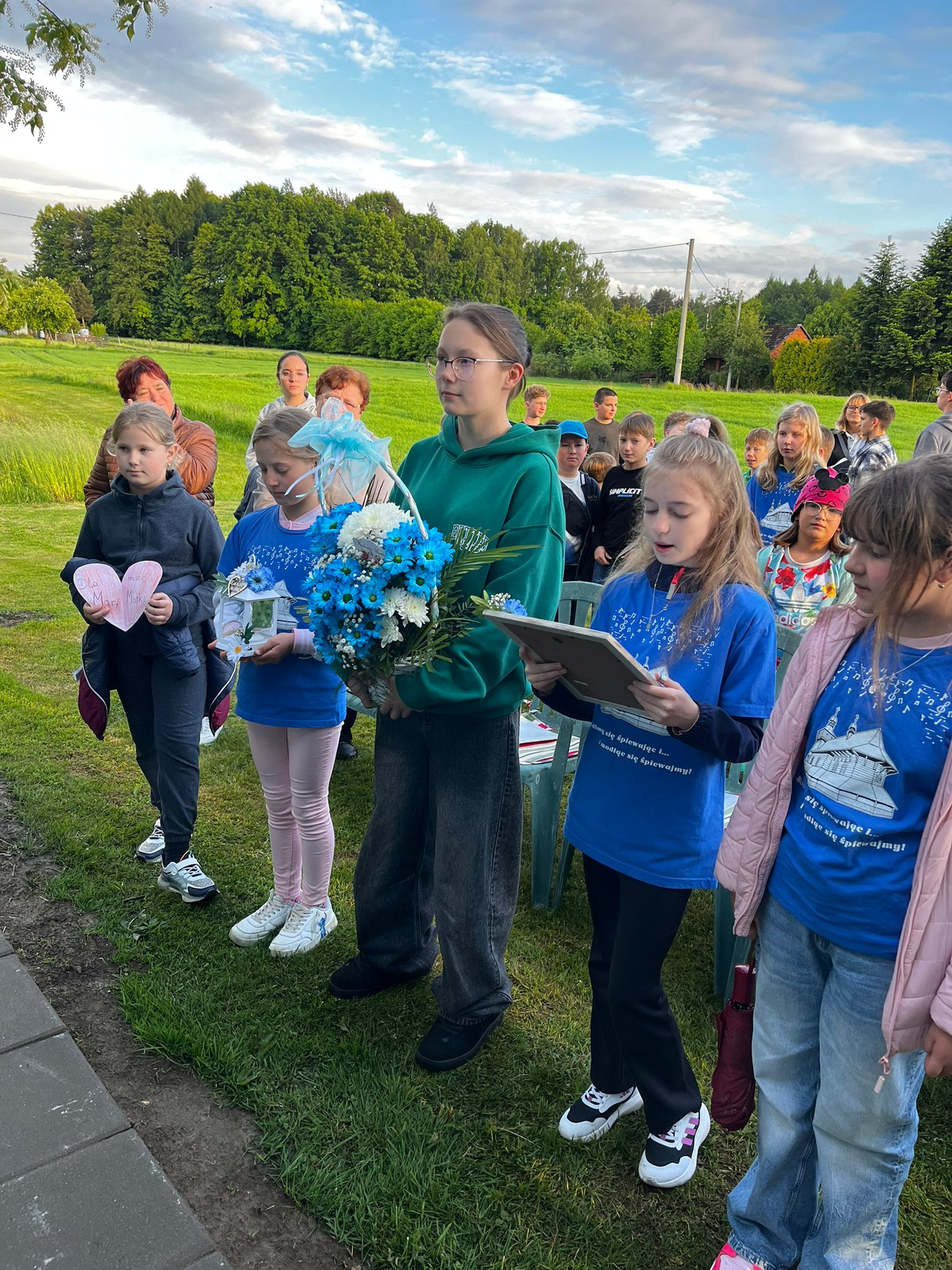 W Dniu Matki dzieci i młodzież przy Matce Bożej - Parafia Jawiszowice św. Marcina Bpa