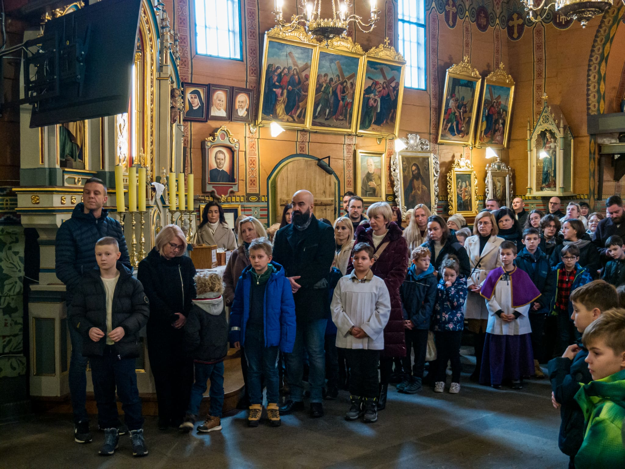 Poświęcenie medalików - Parafia Jawiszowice św. Marcina Bpa