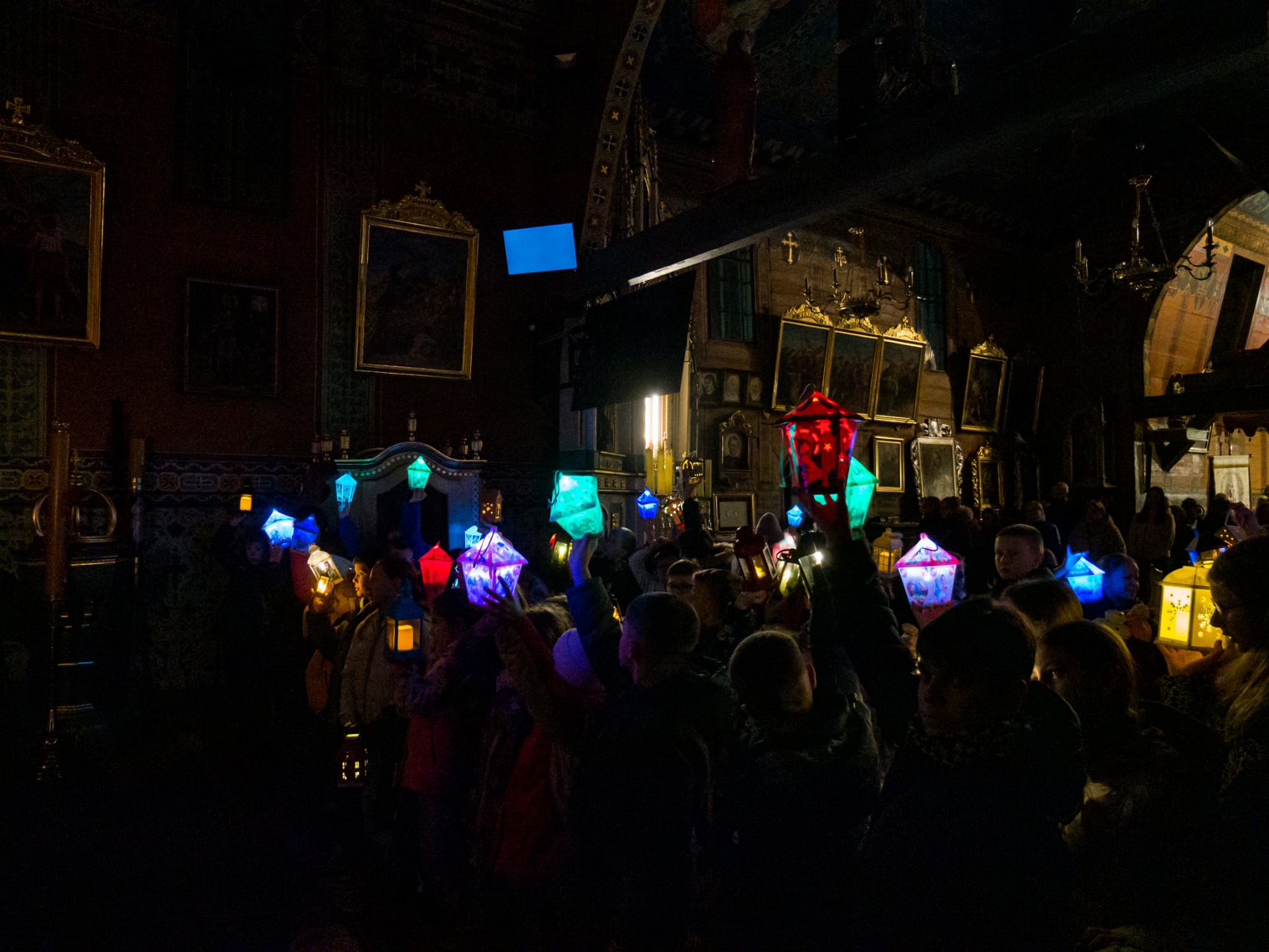 Uczestnicy rorat przygotowali kartki na Boże Narodzenia dla chorych z Parafii - Parafia Jawiszowice św. Marcina Bpa