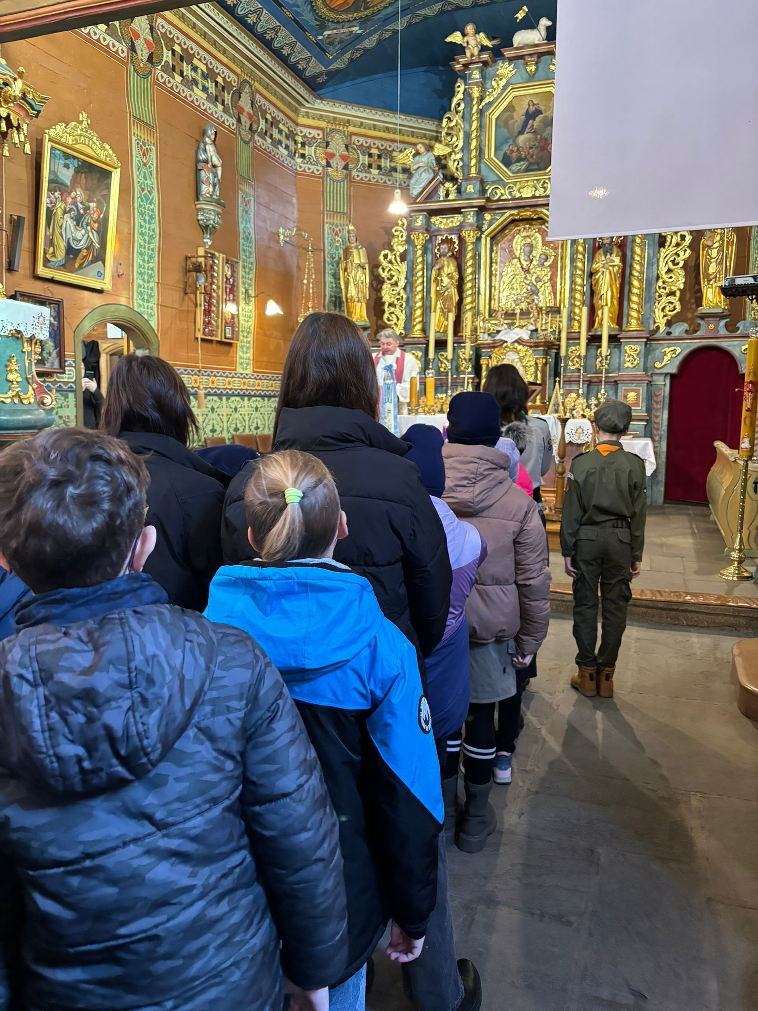 1 Szczep Harcerski z Jawiszowic wprowadził Światło Betlejemskie - Parafia Jawiszowice św. Marcina Biskupa