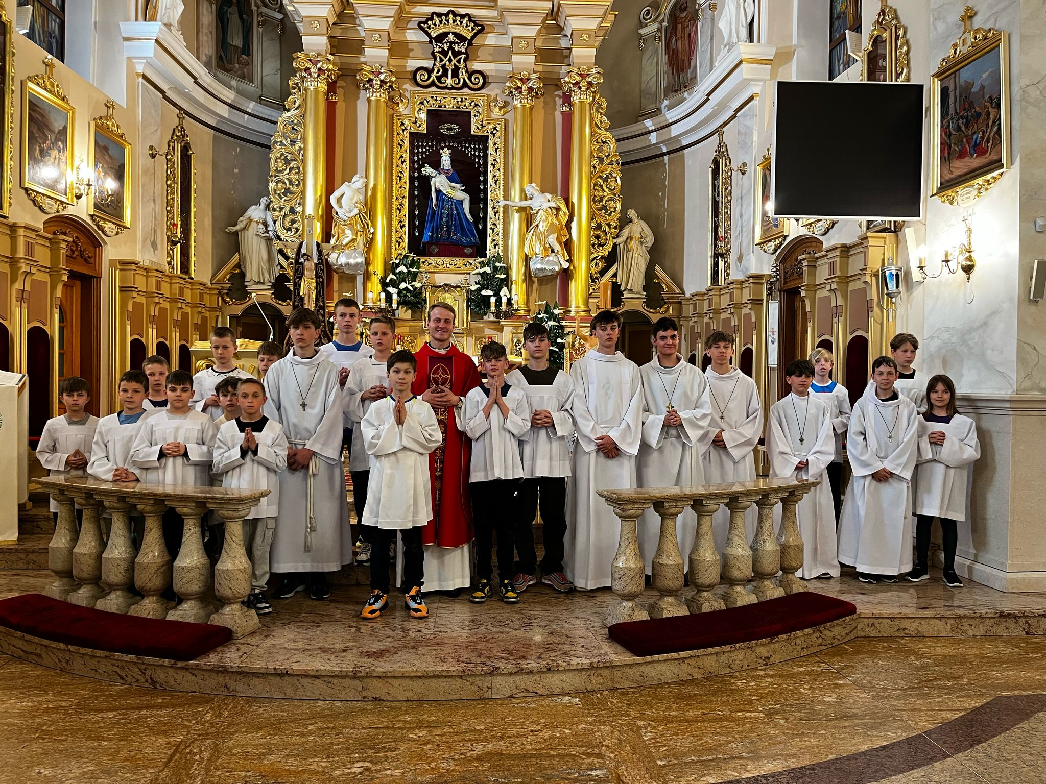 Pielgrzymka do Kościoła Jubileuszowego w Hałcnowie i GOjump - Parafia Jawiszowice św. Marcina Bpa