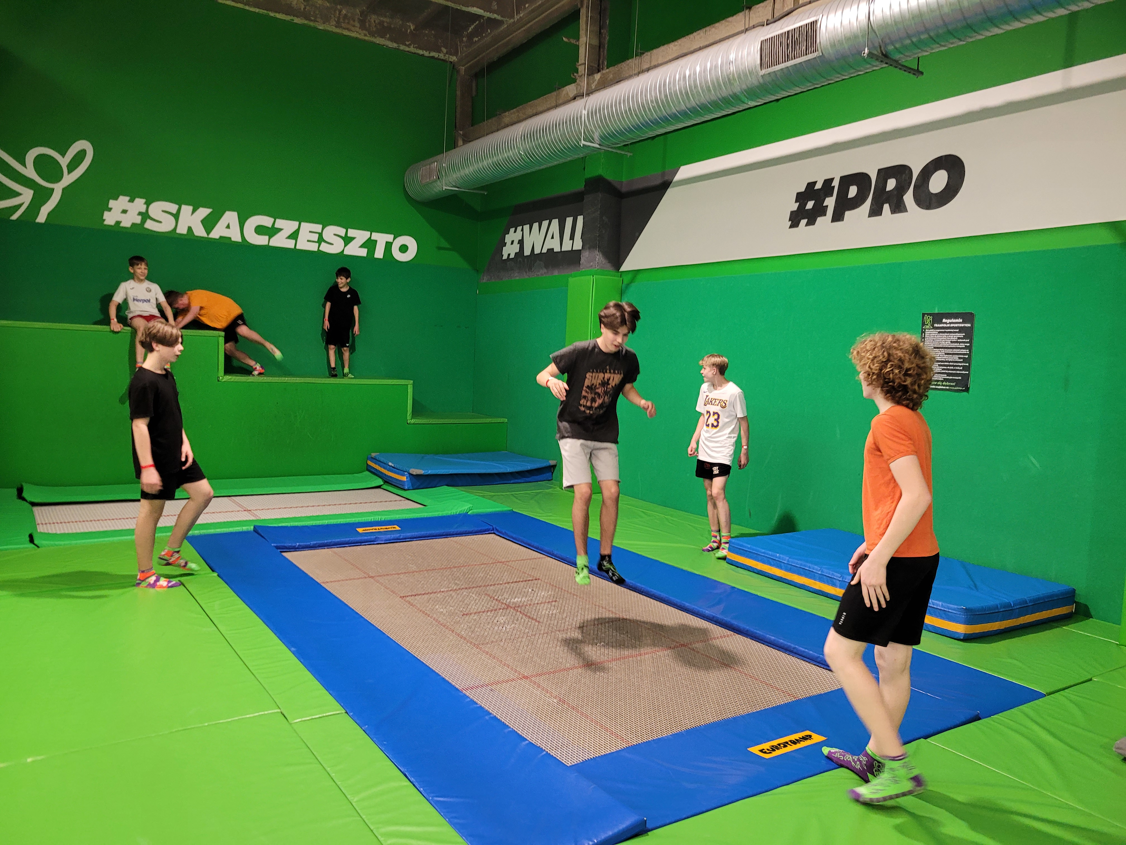 Wycieczka do GOjump Parku Trampolin - Parafia Jawiszowice św. Marcina Bp.