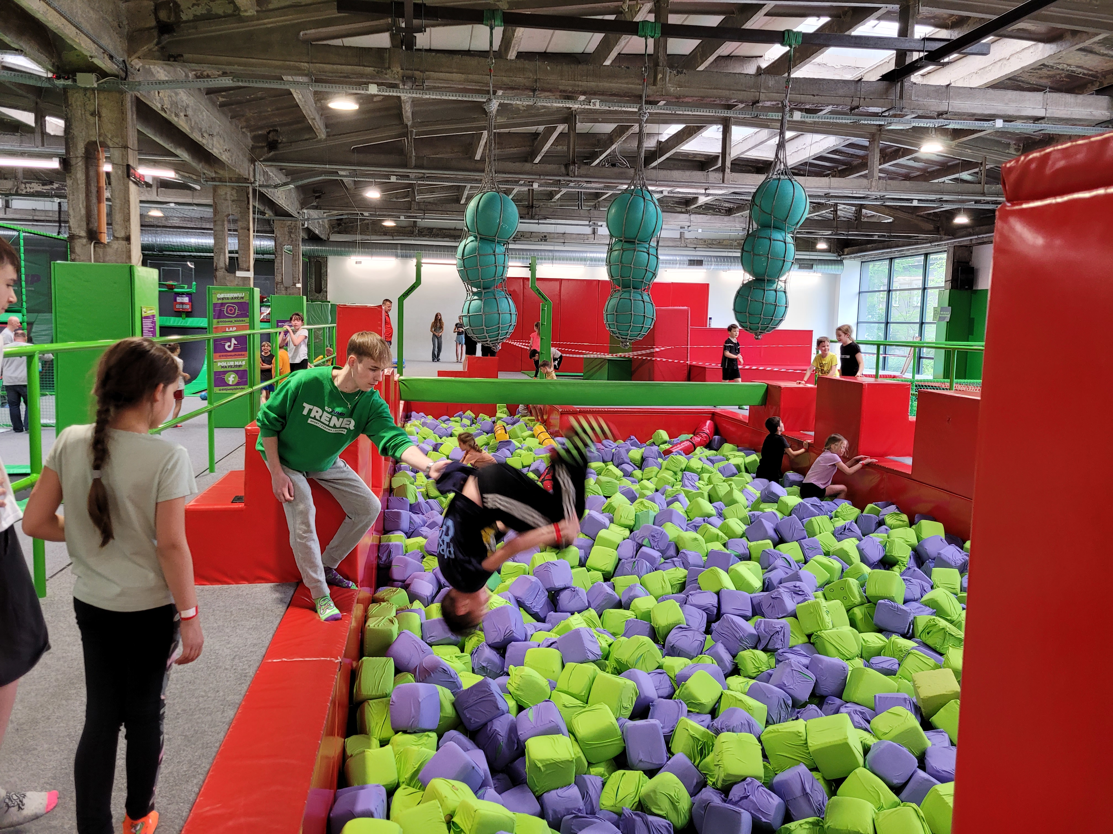 Wycieczka do GOjump Parku Trampolin - Parafia Jawiszowice św. Marcina Bp.