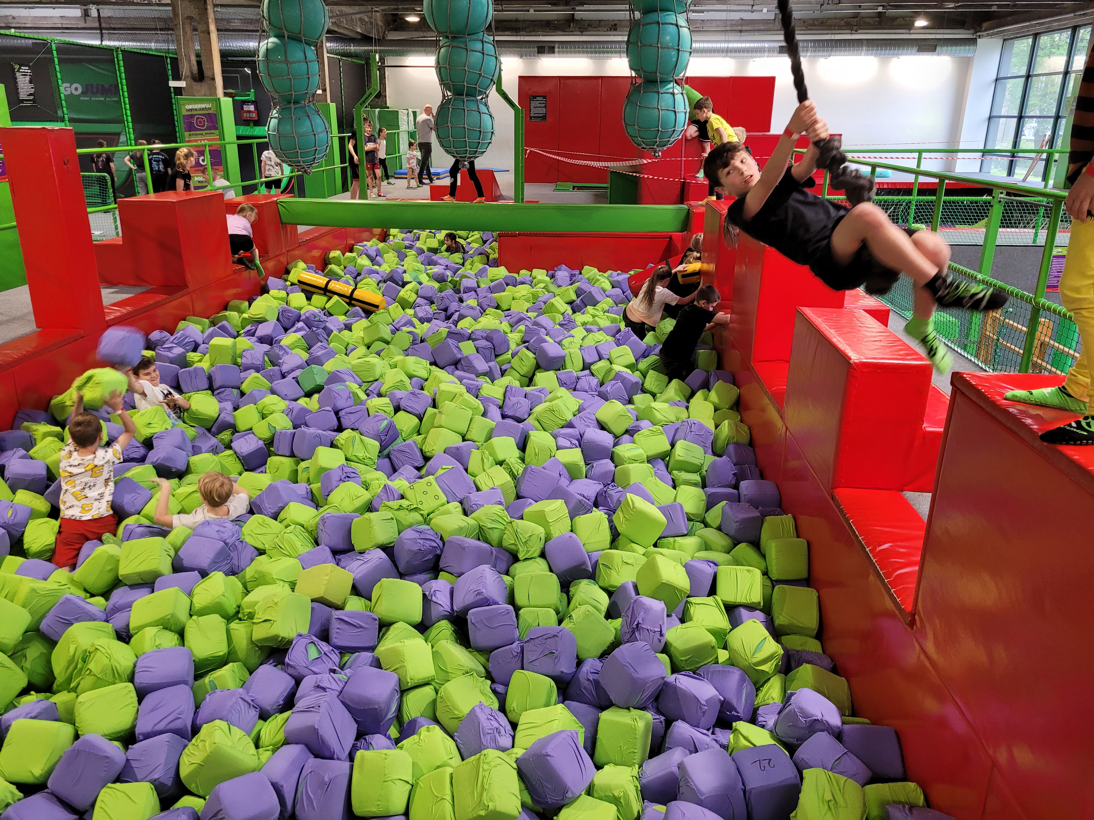 Wycieczka do GOjump Parku Trampolin - Parafia Jawiszowice św. Marcina Bp.