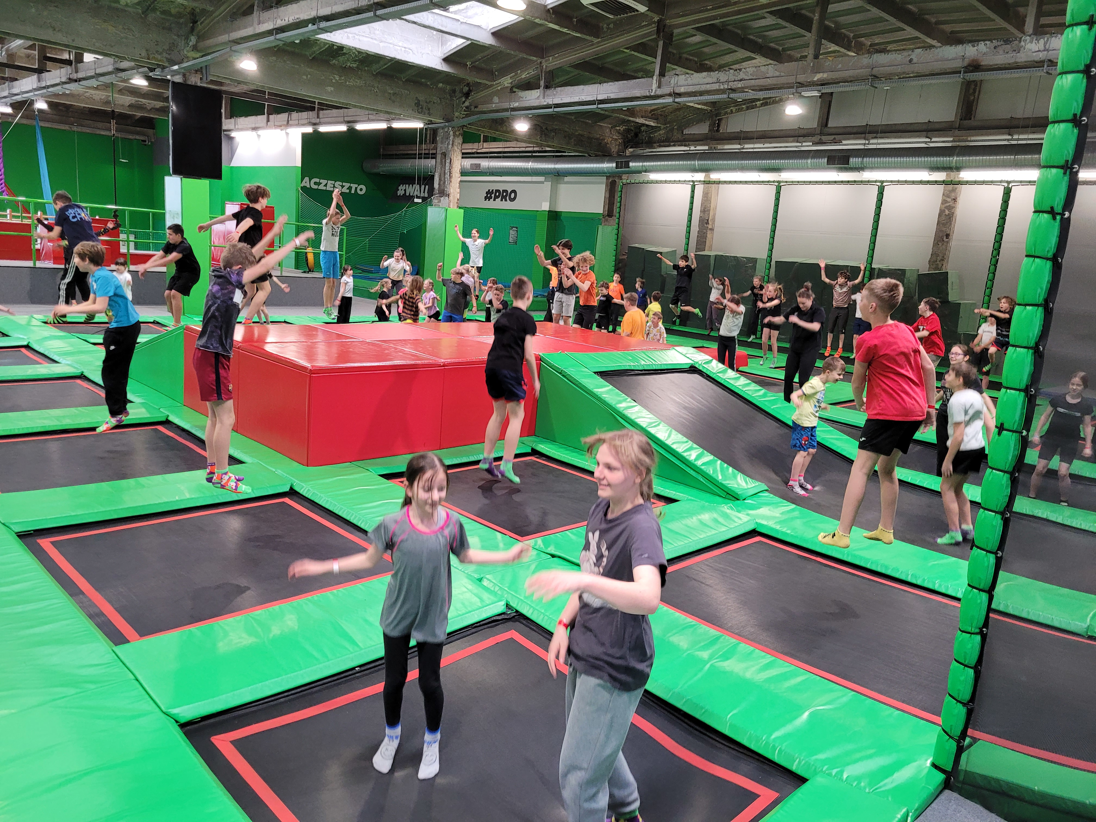 Wycieczka do GOjump Parku Trampolin - Parafia Jawiszowice św. Marcina Bp.