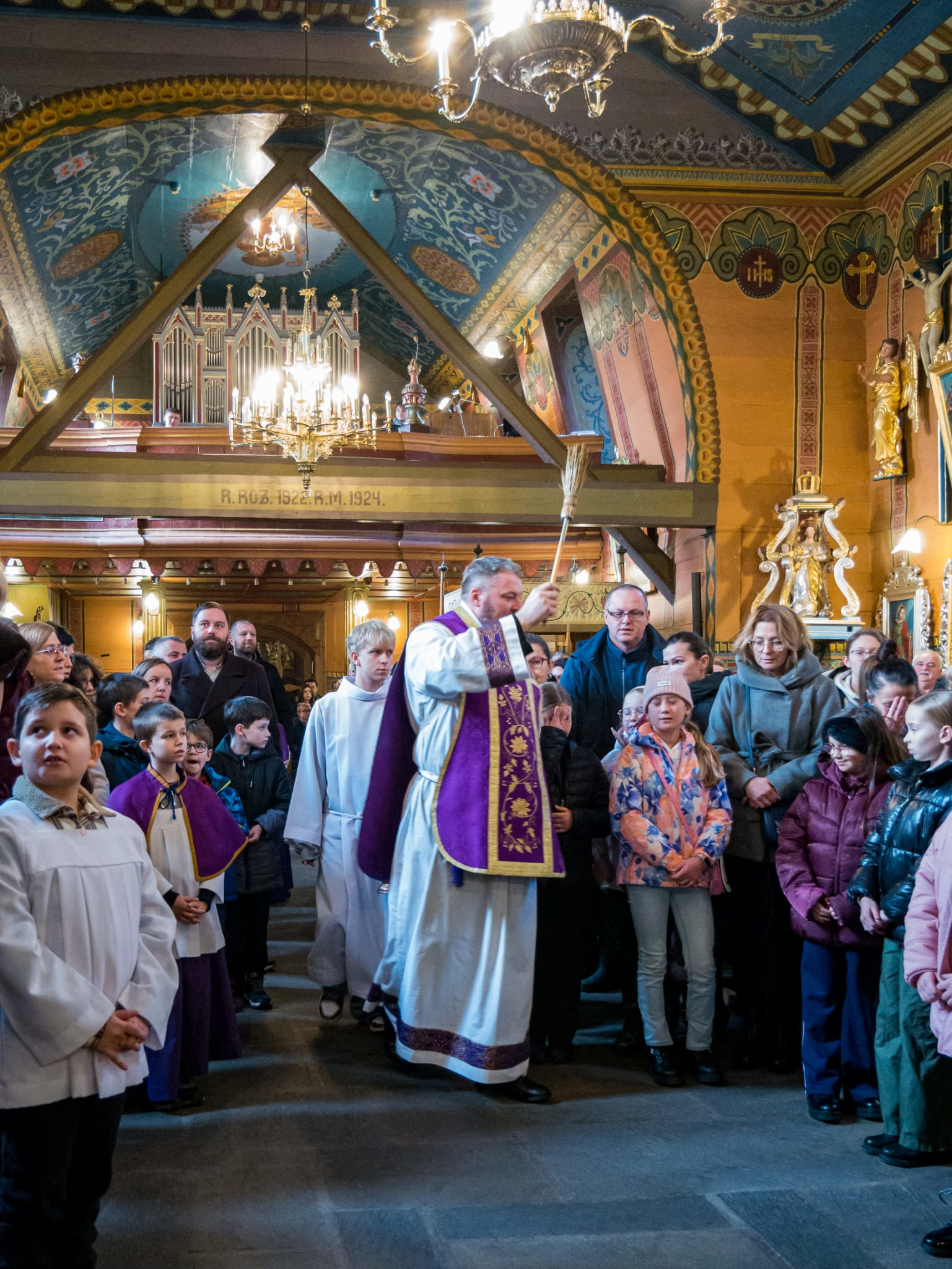 Poświęcenie medalików - Parafia Jawiszowice św. Marcina Bpa