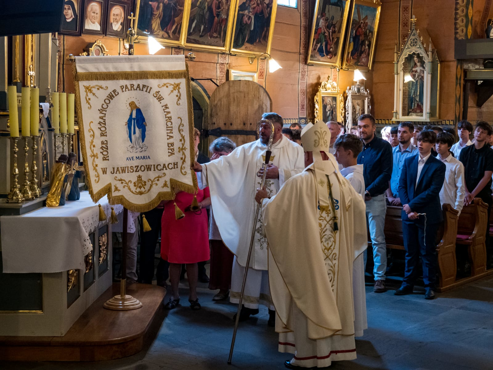 Poświęcenie chorągwi Róż Żywego Różańca - Parafia Jawiszowice św. Marcina Bpa