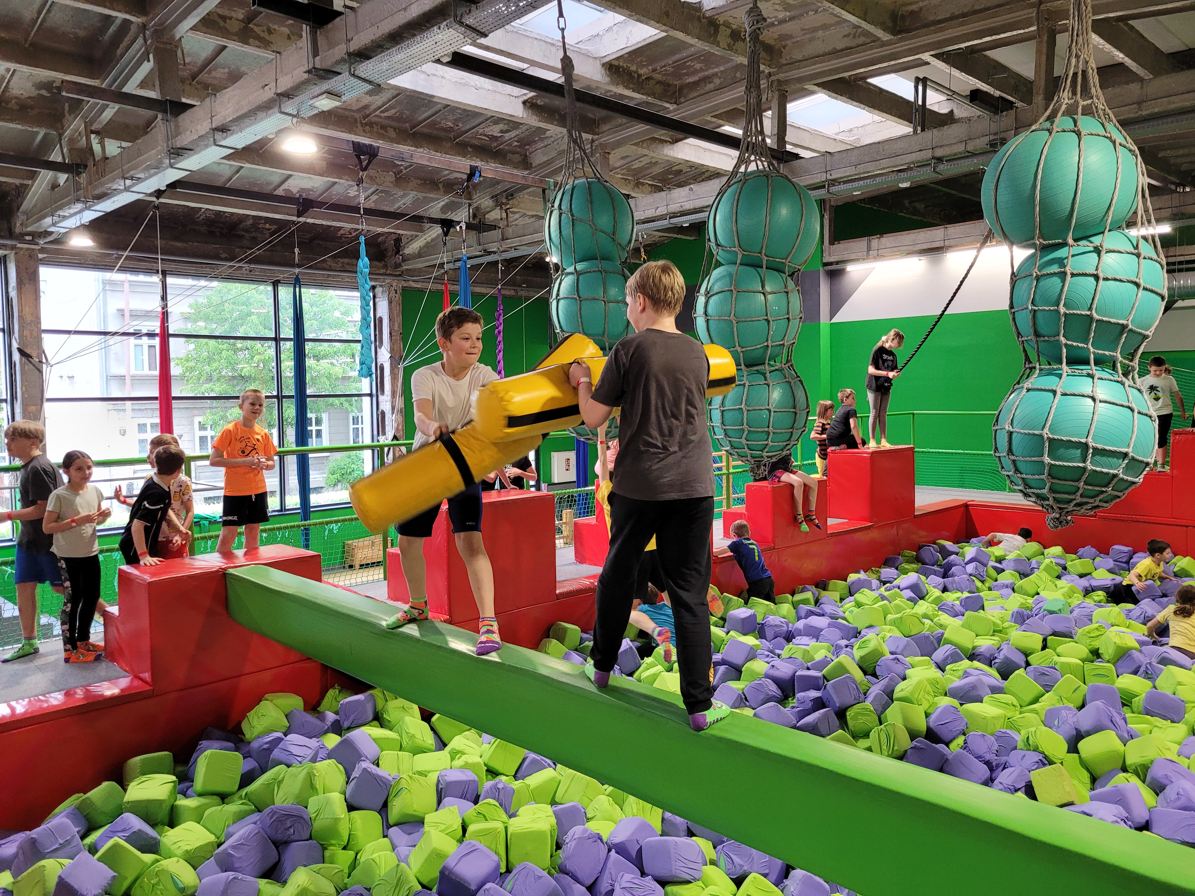 Wycieczka do GOjump Parku Trampolin - Parafia Jawiszowice św. Marcina Bp.