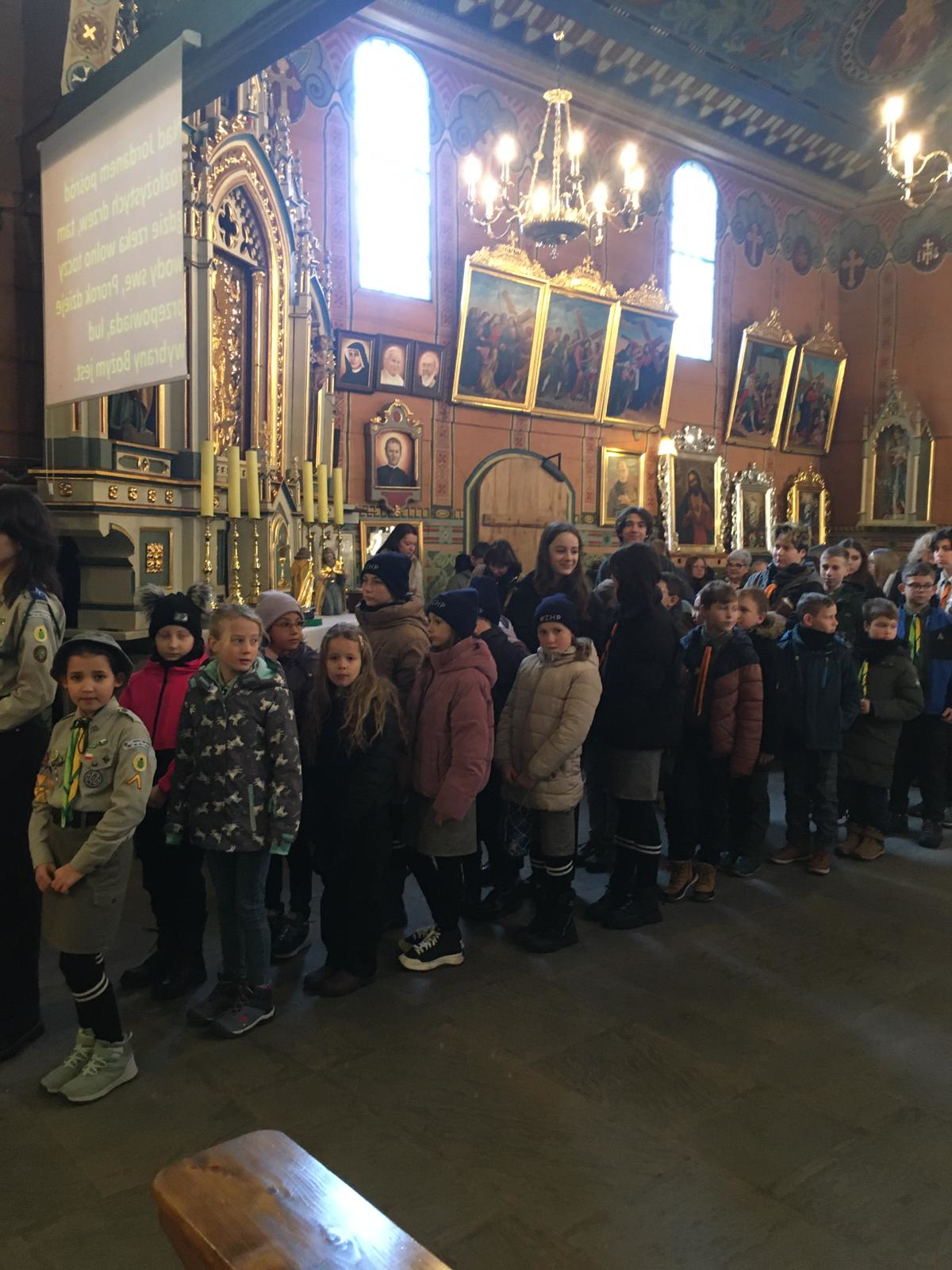 1 Szczep Harcerski z Jawiszowic wprowadził Światło Betlejemskie - Parafia Jawiszowice św. Marcina Biskupa