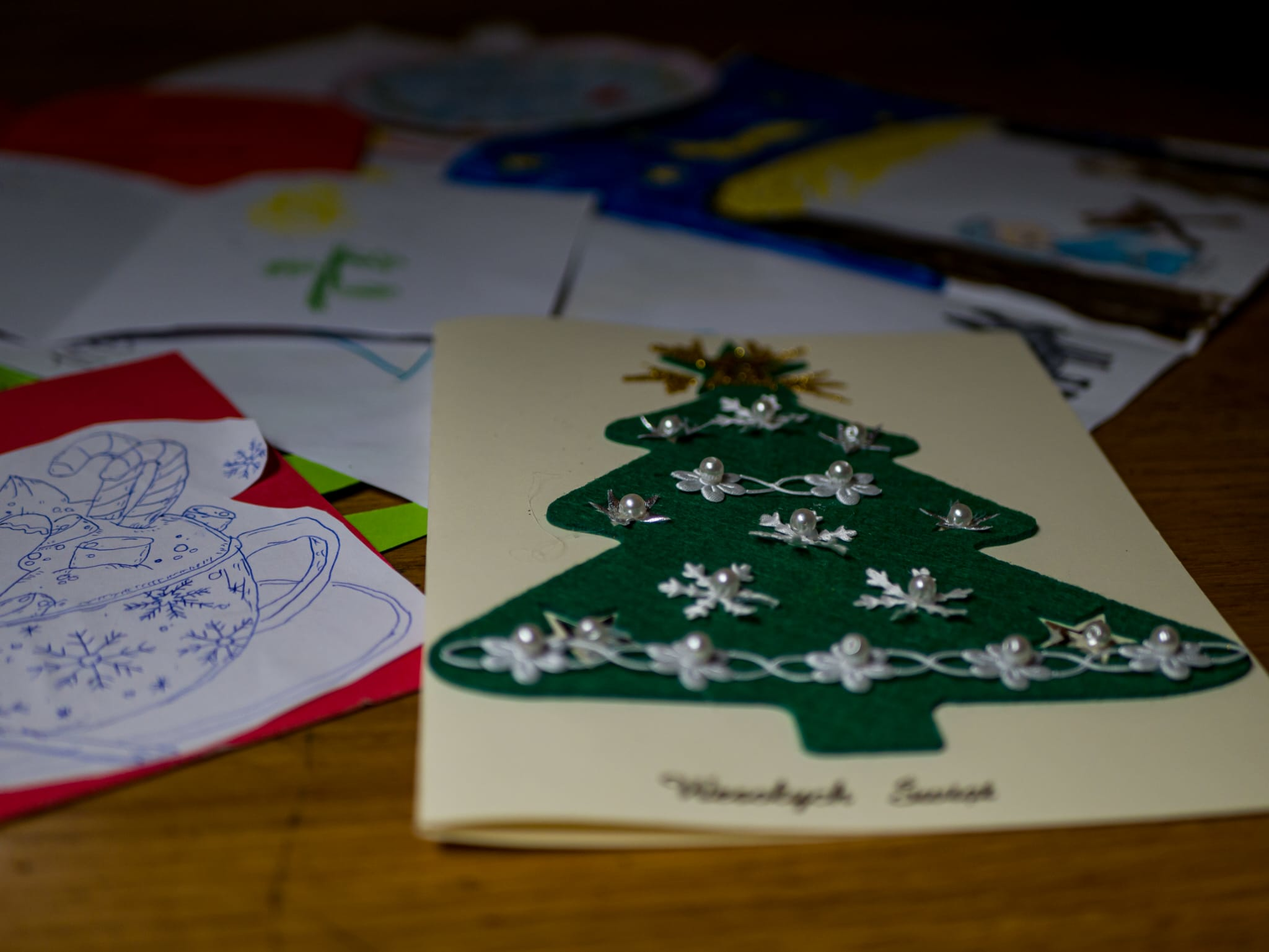 Uczestnicy rorat przygotowali kartki na Boże Narodzenia dla chorych z Parafii - Parafia Jawiszowice św. Marcina Bpa