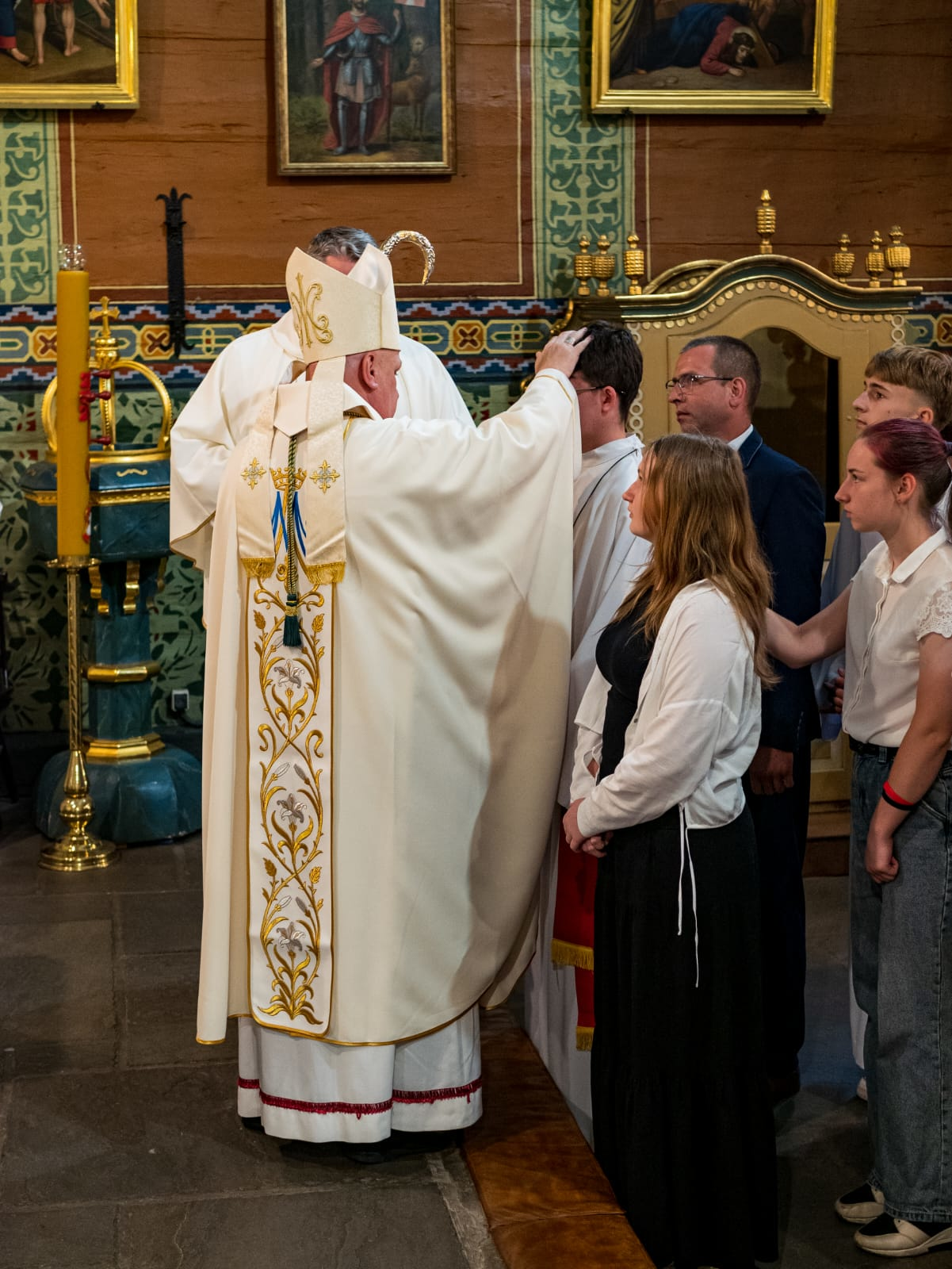 Sakrament bierzmowania pod przewodnictwem bp. Piotra Gregera