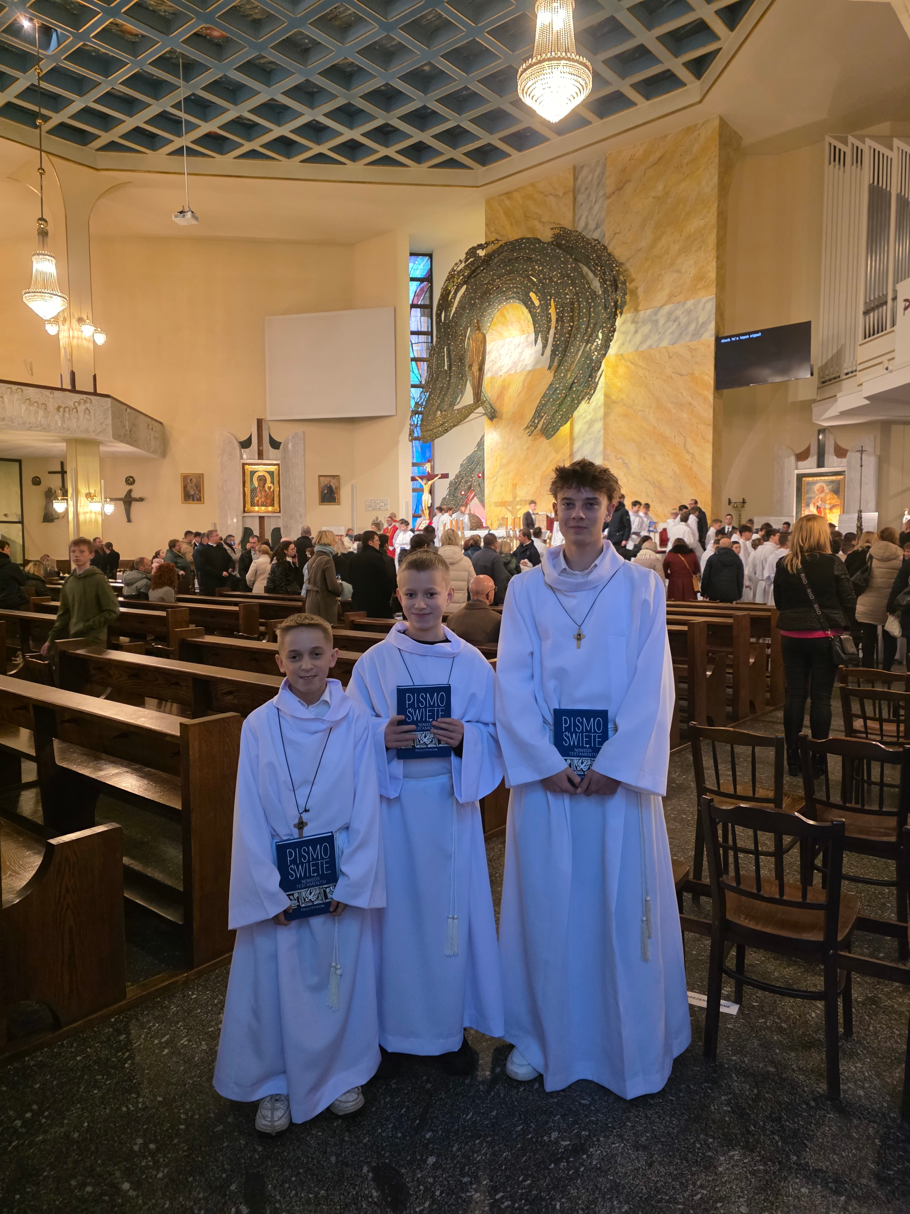 3 naszych ministrantów bp Roman Pindel pobłogosławił na lektorów - Parafia Jawiszowice św. Marcina Bpa