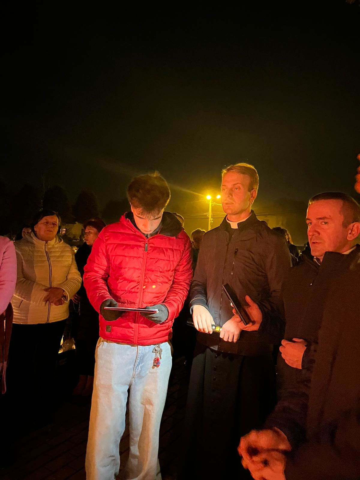 Modlitwa wieczorna na cmentarzu z Młodzieżą - Parafia Jawiszowice św. Marcina Bpa