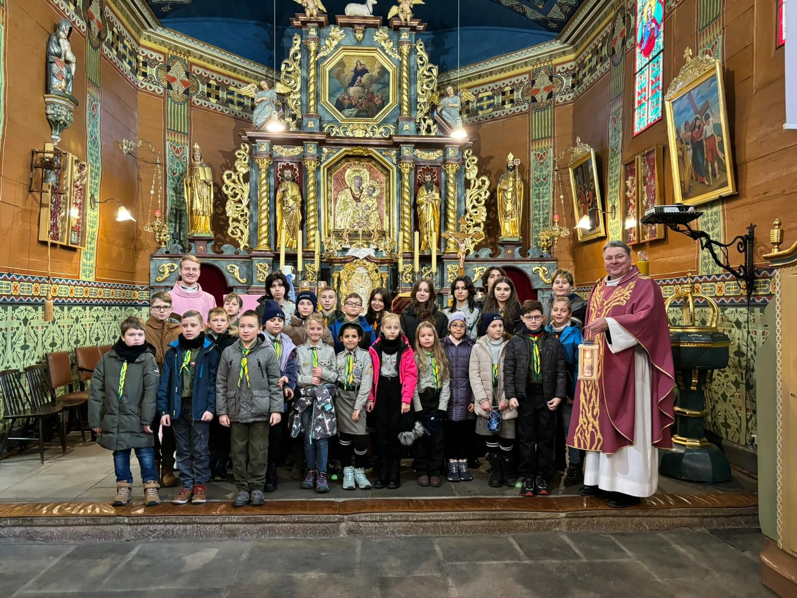 1 Szczep Harcerski z Jawiszowic wprowadził Światło Betlejemskie - Parafia Jawiszowice św. Marcina Biskupa