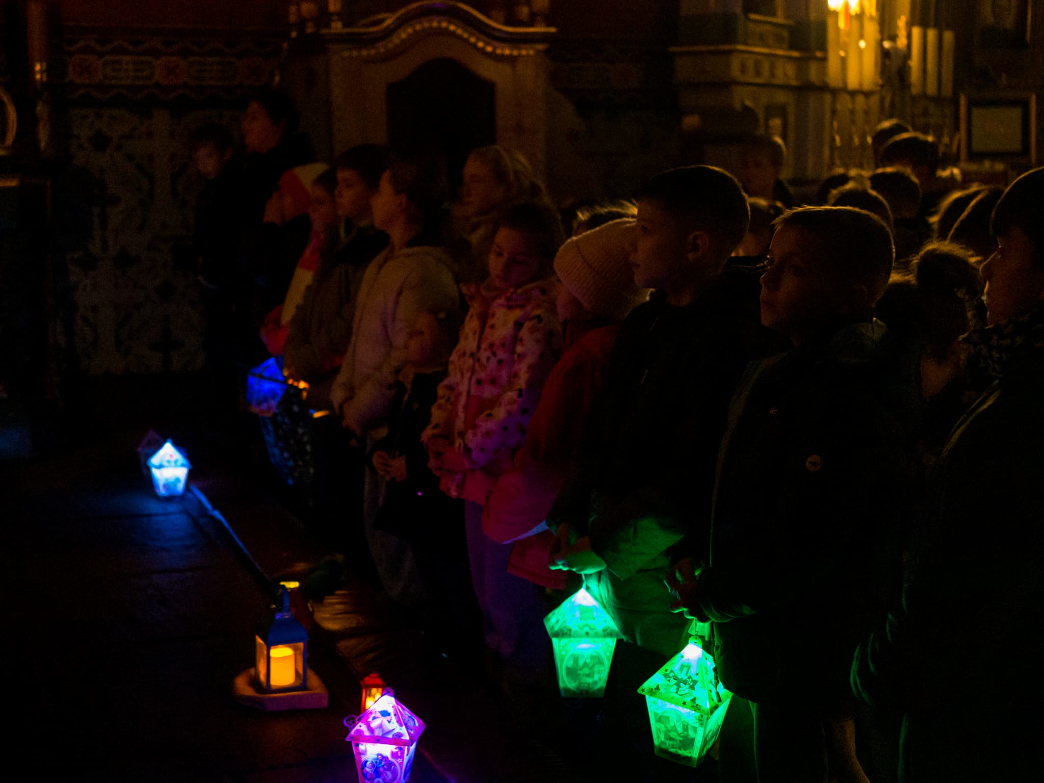 Uczestnicy rorat przygotowali kartki na Boże Narodzenia dla chorych z Parafii - Parafia Jawiszowice św. Marcina Bpa