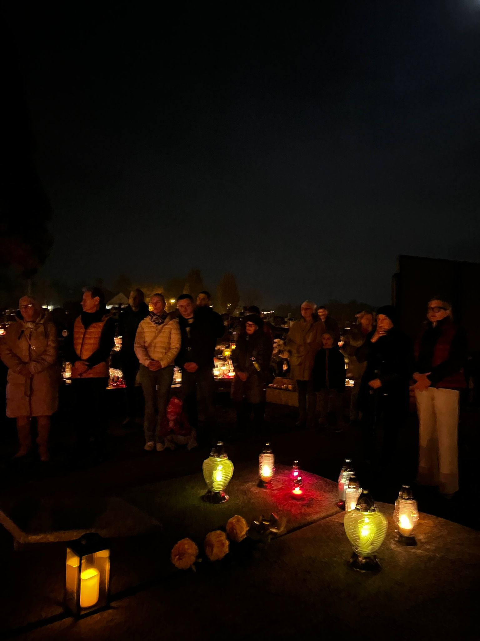 Modlitwa wieczorna na cmentarzu z Młodzieżą - Parafia Jawiszowice św. Marcina Bpa