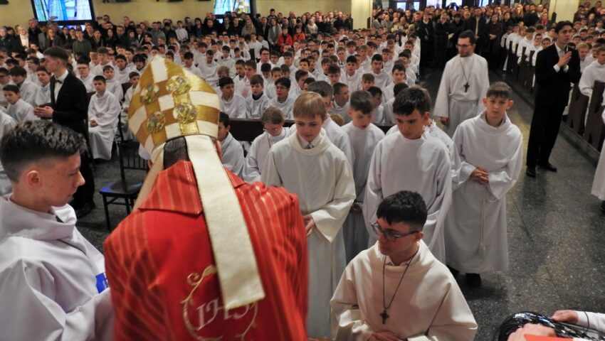 3 naszych ministrantów bp Roman Pindel pobłogosławił na lektorów - Parafia Jawiszowice św. Marcina Bpa