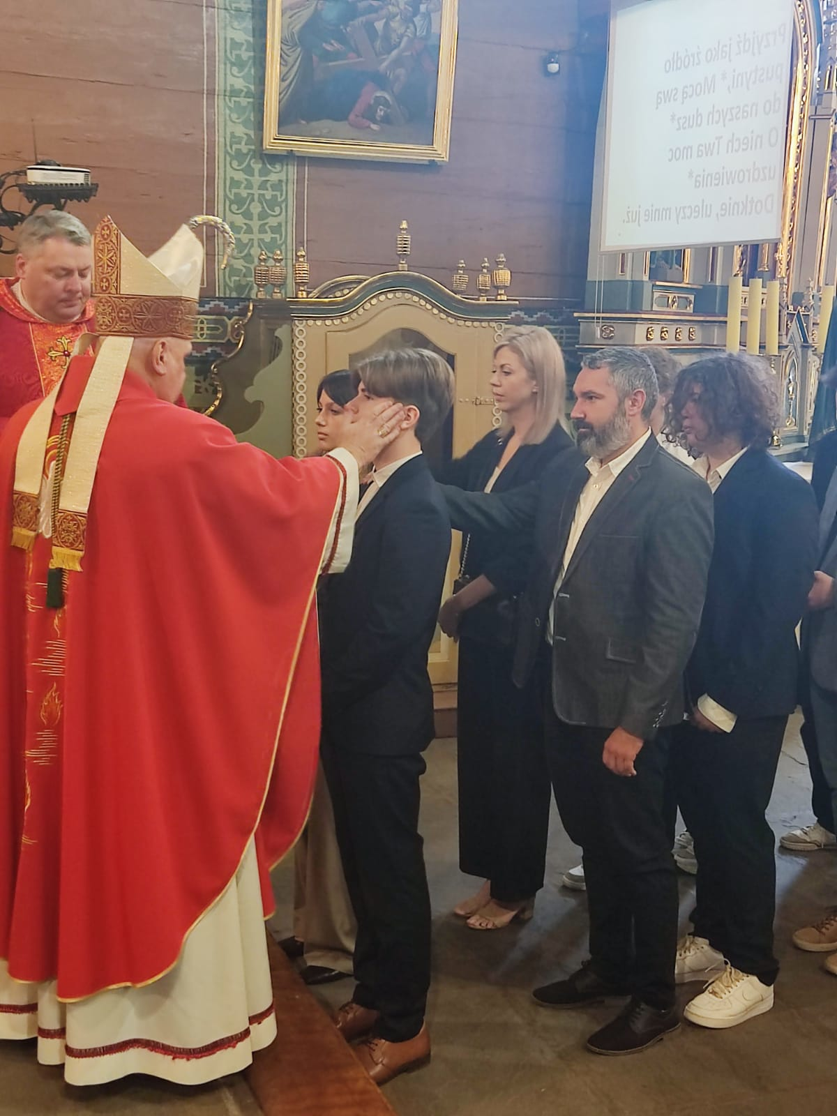 Sakrament bierzmowania pod przewodnictwem bp. Piotra Gregera