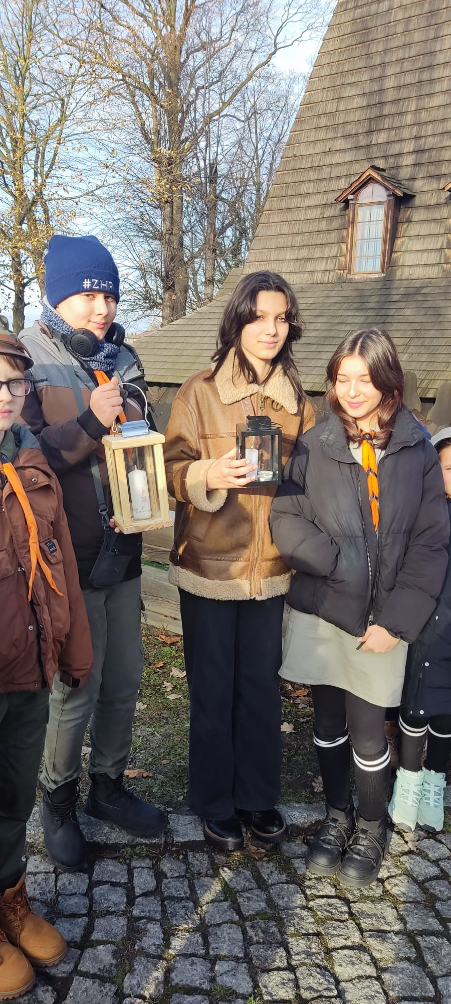 1 Szczep Harcerski z Jawiszowic wprowadził Światło Betlejemskie - Parafia Jawiszowice św. Marcina Biskupa