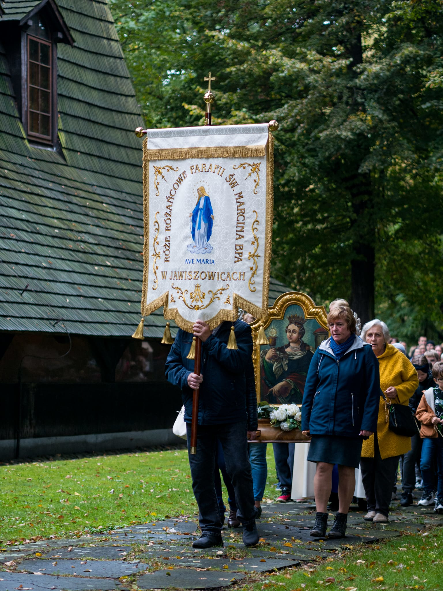 Procesja różańcowa - Parafia Jawiszowice św. Marcina Bpa