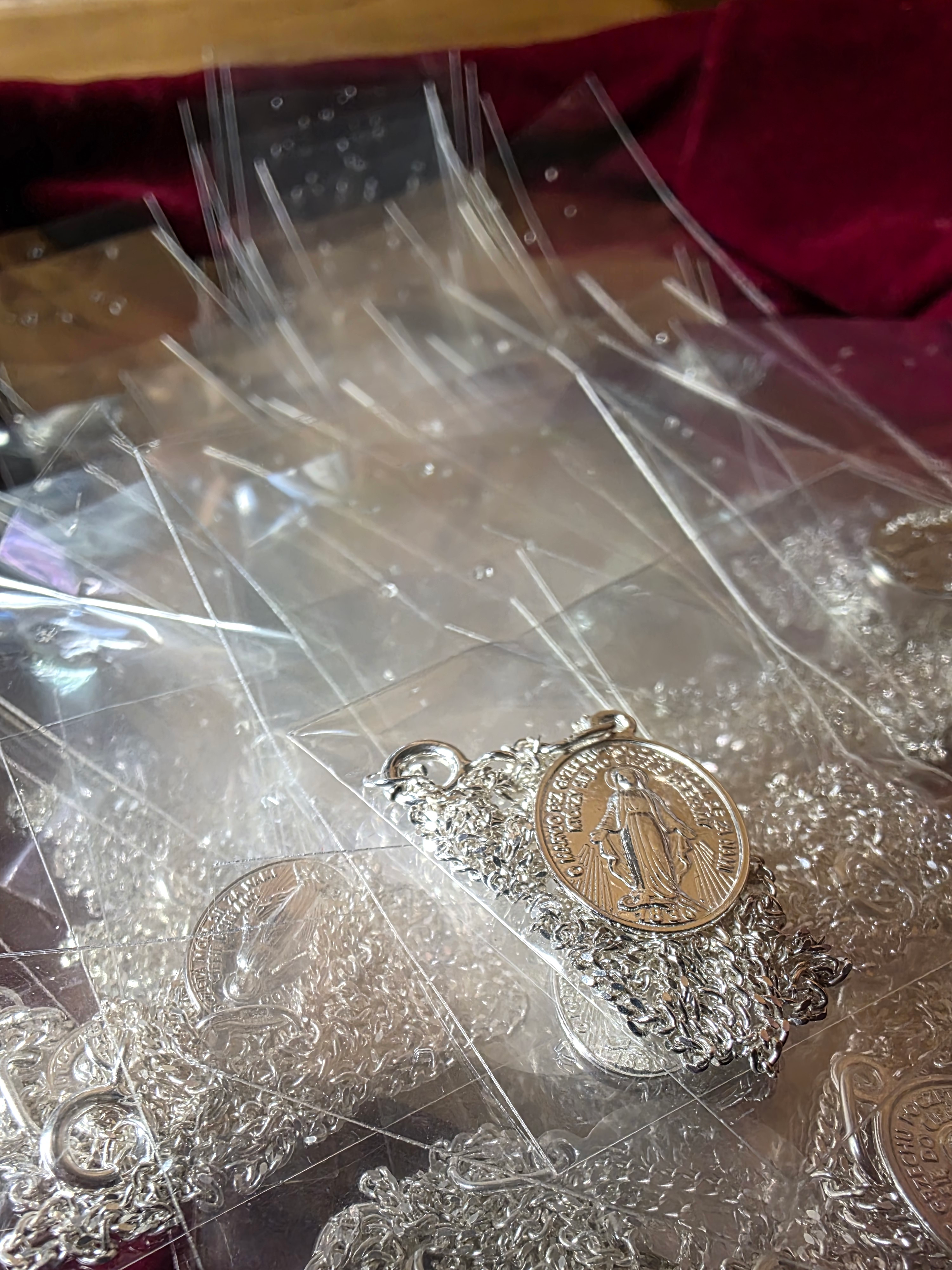 Poświęcenie medalików - Parafia Jawiszowice św. Marcina Bpa