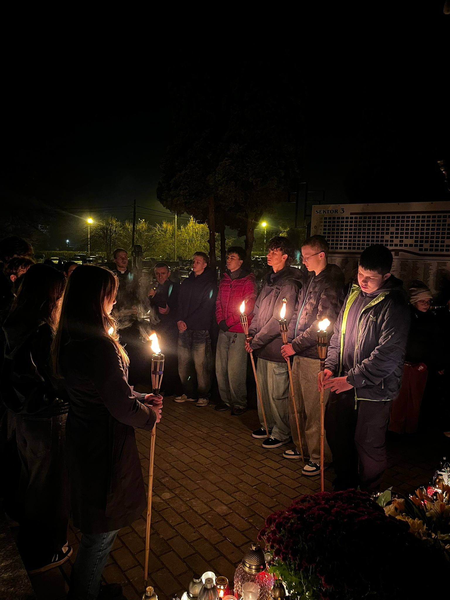 IMG-20251101-Modlitwa wieczorna na cmentarzu z Młodzieżą - Parafia Jawiszowice św. Marcina Bpa
