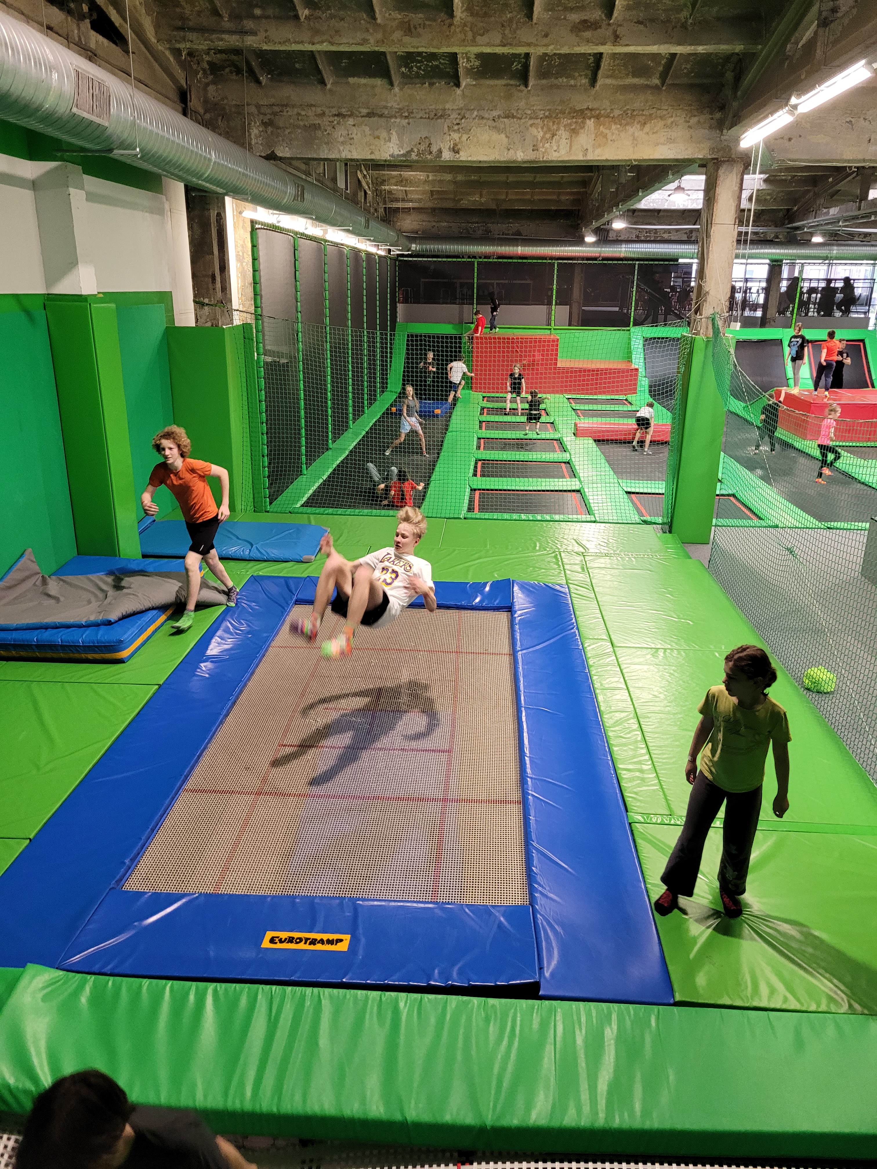 Wycieczka do GOjump Parku Trampolin - Parafia Jawiszowice św. Marcina Bp.