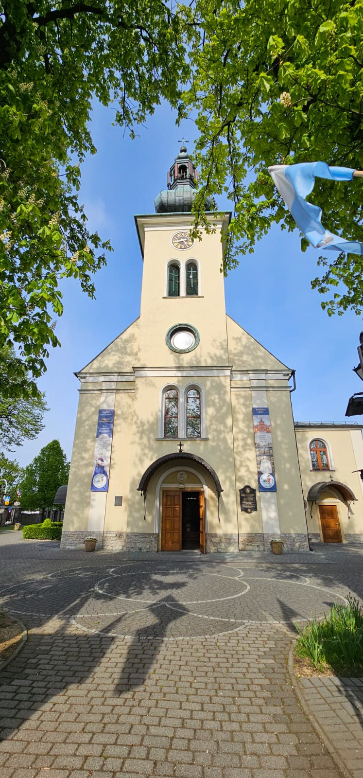 Pielgrzymka do Kościoła Jubileuszowego w Hałcnowie i GOjump - Parafia Jawiszowice św. Marcina Bpa
