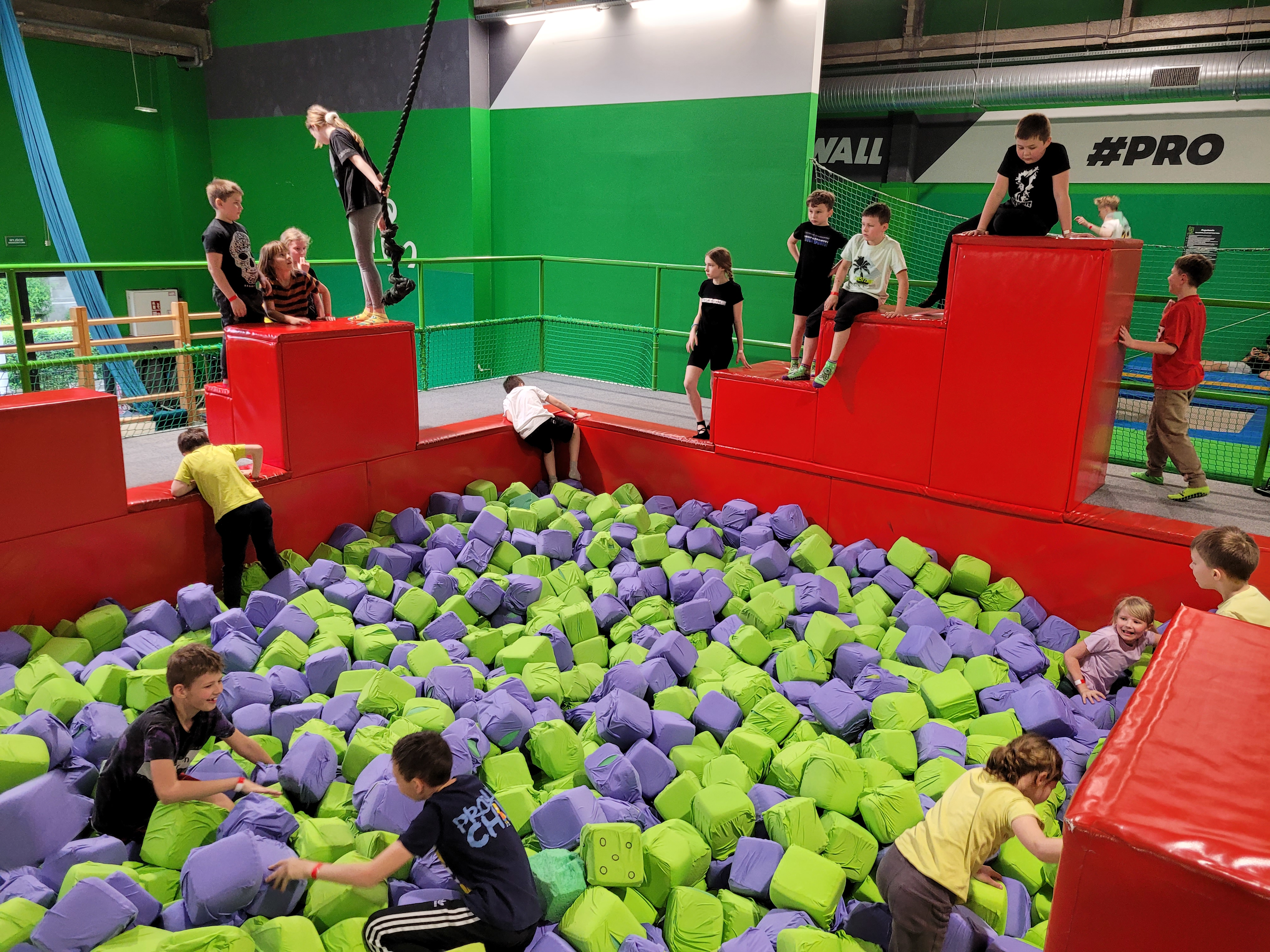 Wycieczka do GOjump Parku Trampolin - Parafia Jawiszowice św. Marcina Bp.