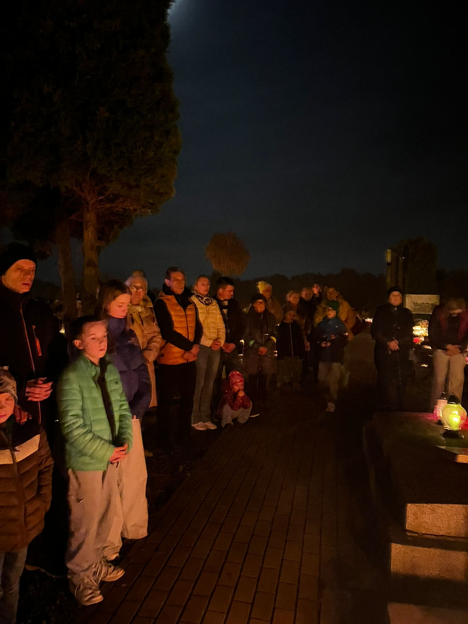 Modlitwa wieczorna na cmentarzu z Młodzieżą - Parafia Jawiszowice św. Marcina Bpa