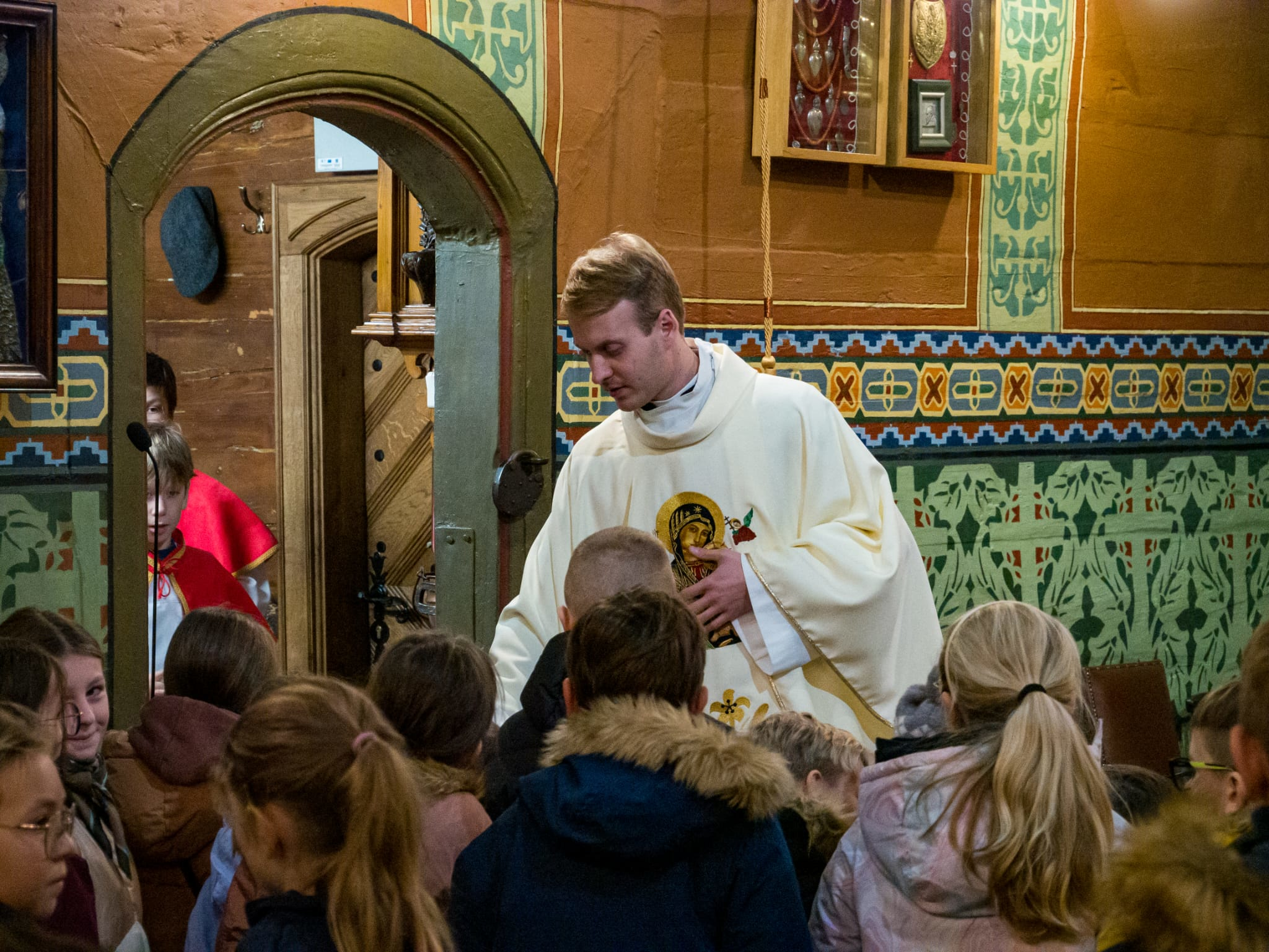 Uczestnicy rorat przygotowali kartki na Boże Narodzenia dla chorych z Parafii - Parafia Jawiszowice św. Marcina Bpa