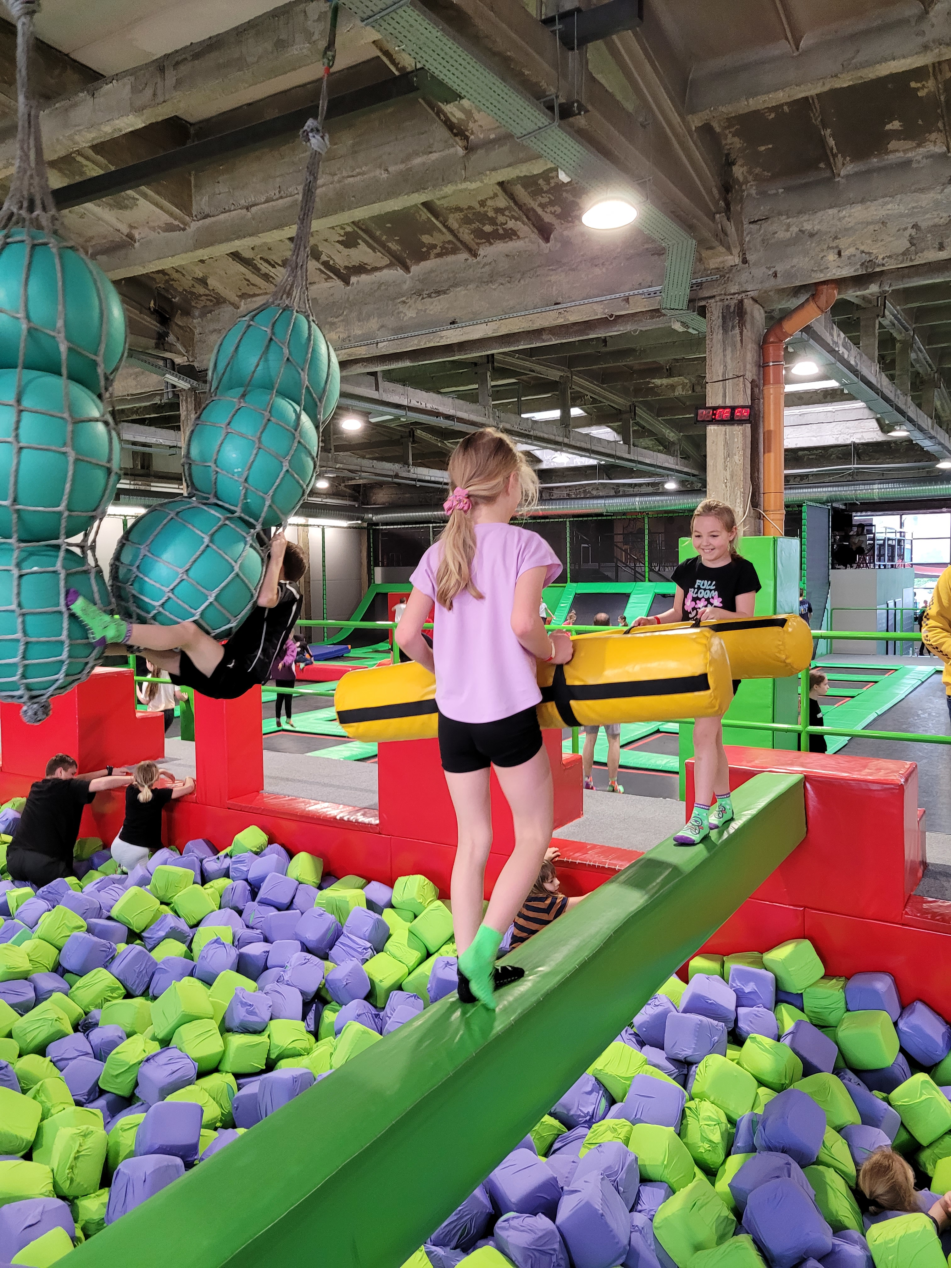 Wycieczka do GOjump Parku Trampolin - Parafia Jawiszowice św. Marcina Bp.