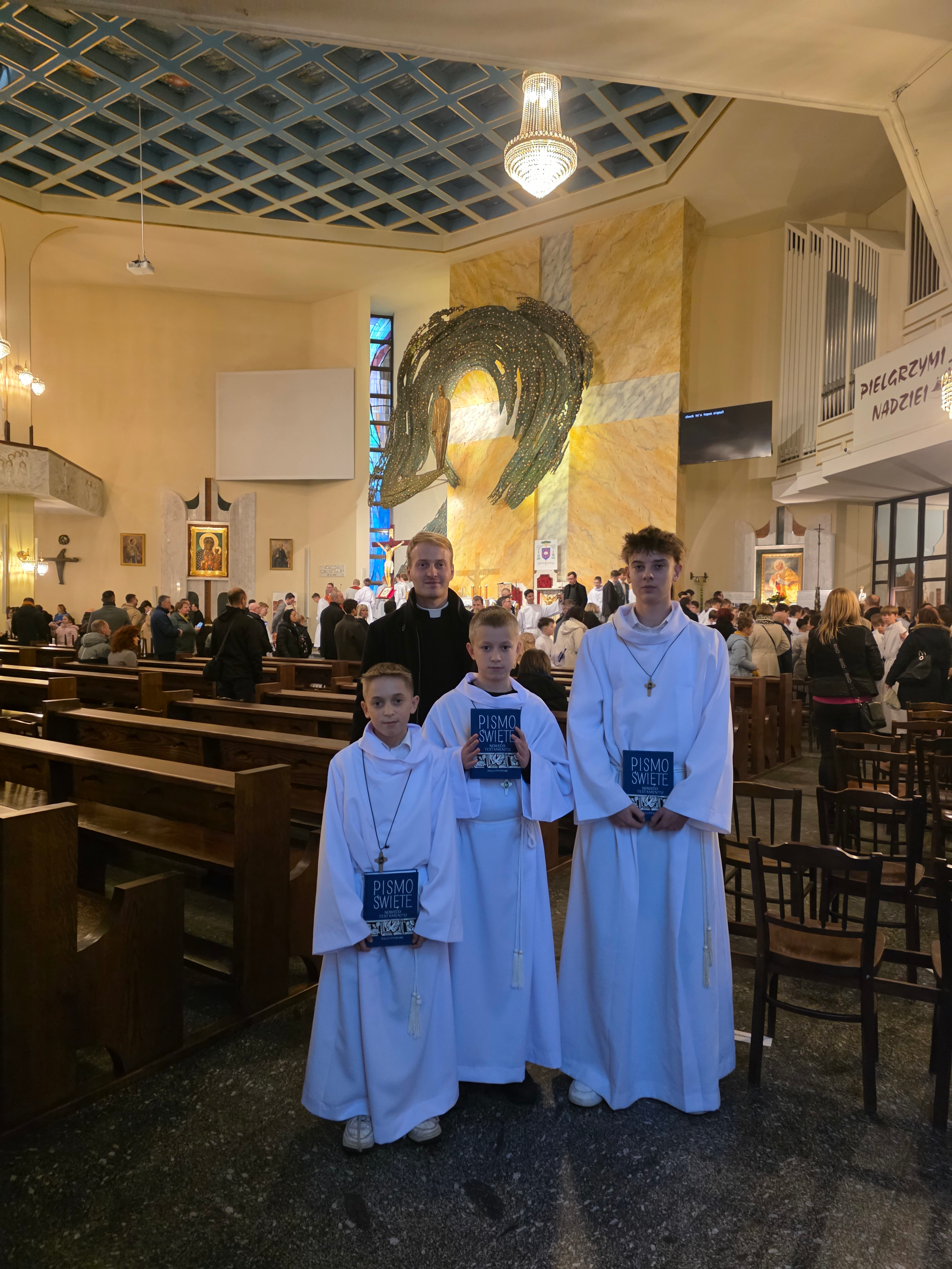 3 naszych ministrantów bp Roman Pindel pobłogosławił na lektorów