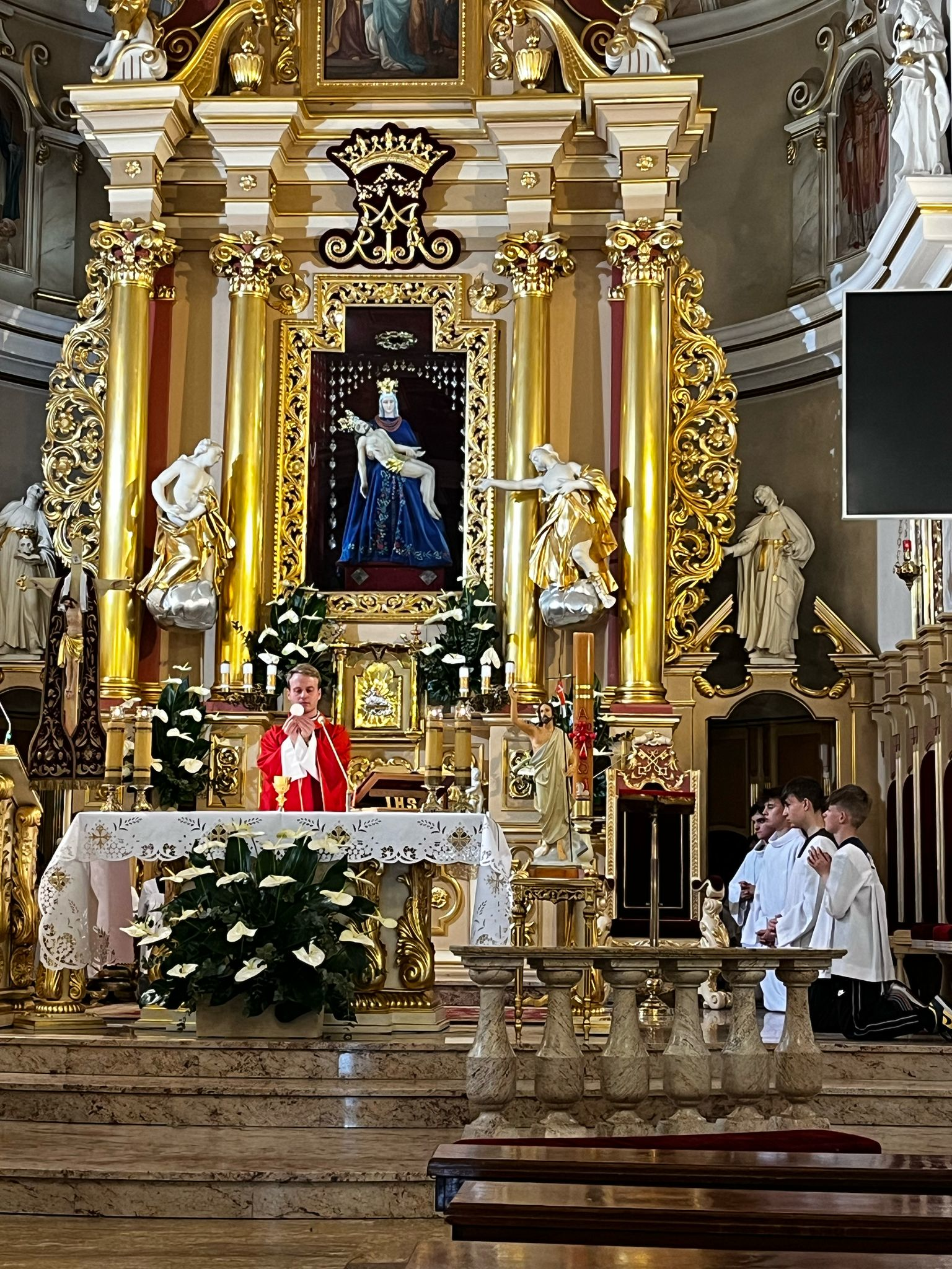 Pielgrzymka do Kościoła Jubileuszowego w Hałcnowie i GOjump - Parafia Jawiszowice św. Marcina Bpa