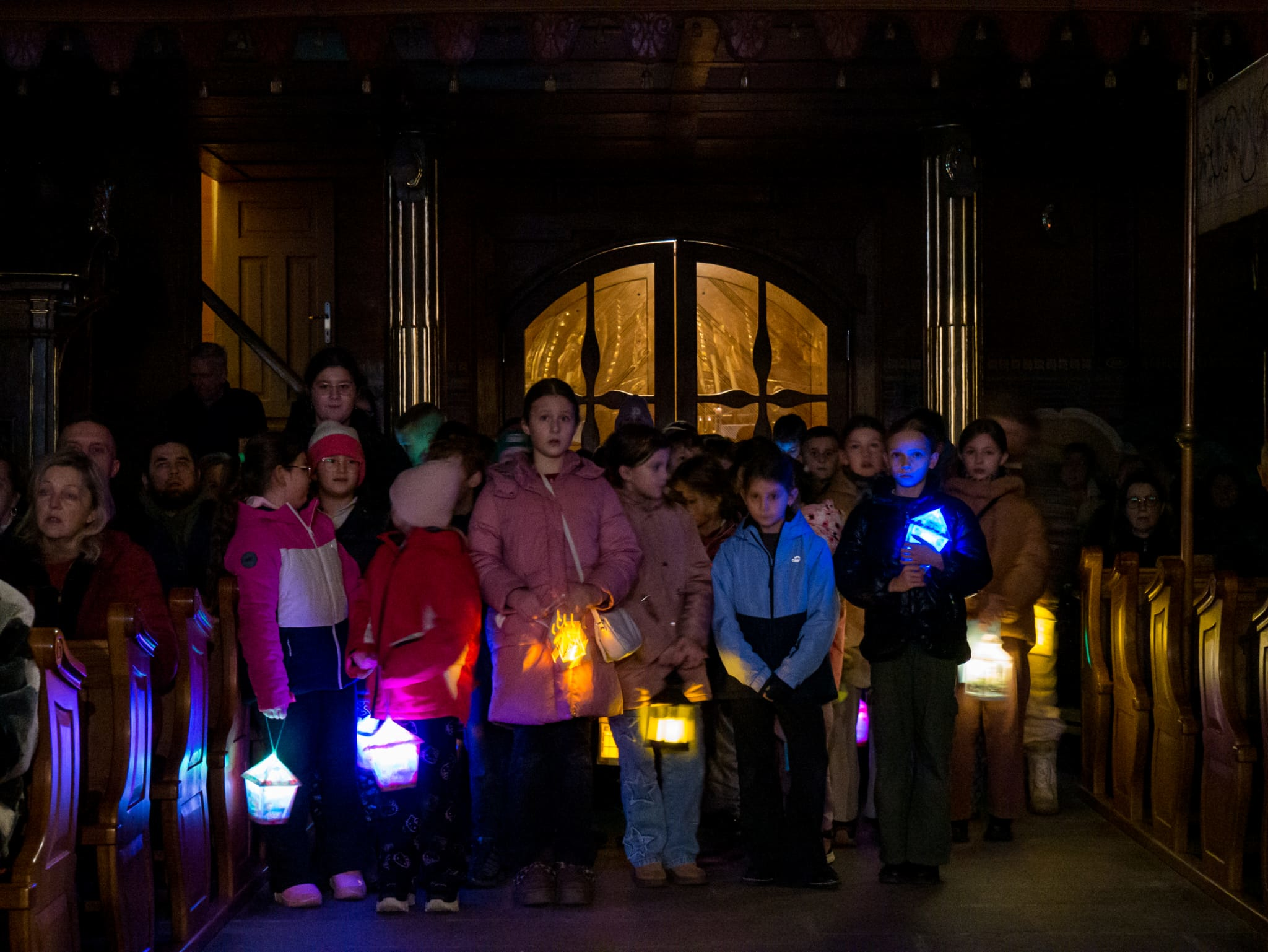 Uczestnicy rorat przygotowali kartki na Boże Narodzenia dla chorych z Parafii - Parafia Jawiszowice św. Marcina Bpa