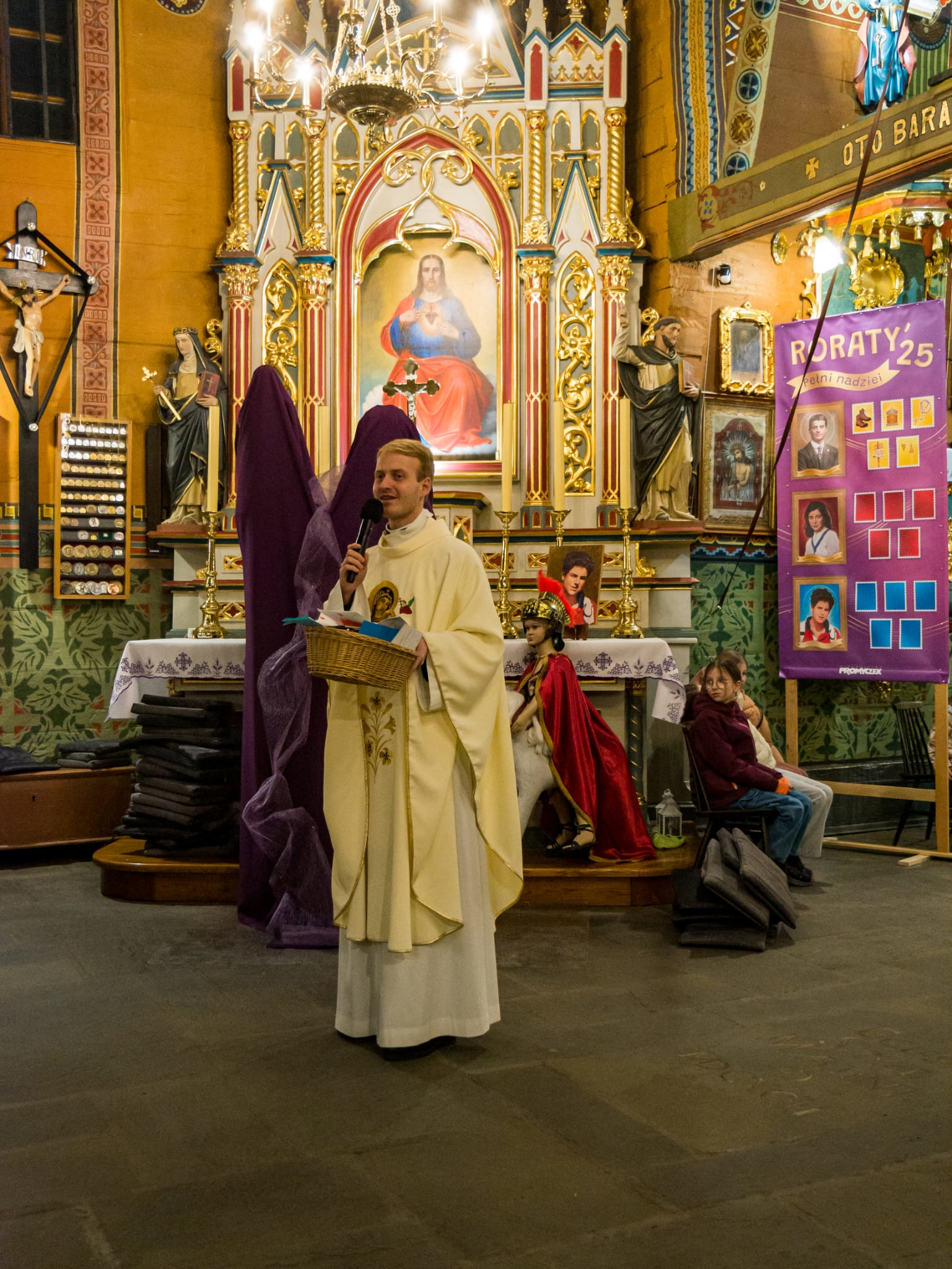 Uczestnicy rorat przygotowali kartki na Boże Narodzenia dla chorych z Parafii - Parafia Jawiszowice św. Marcina Bpa