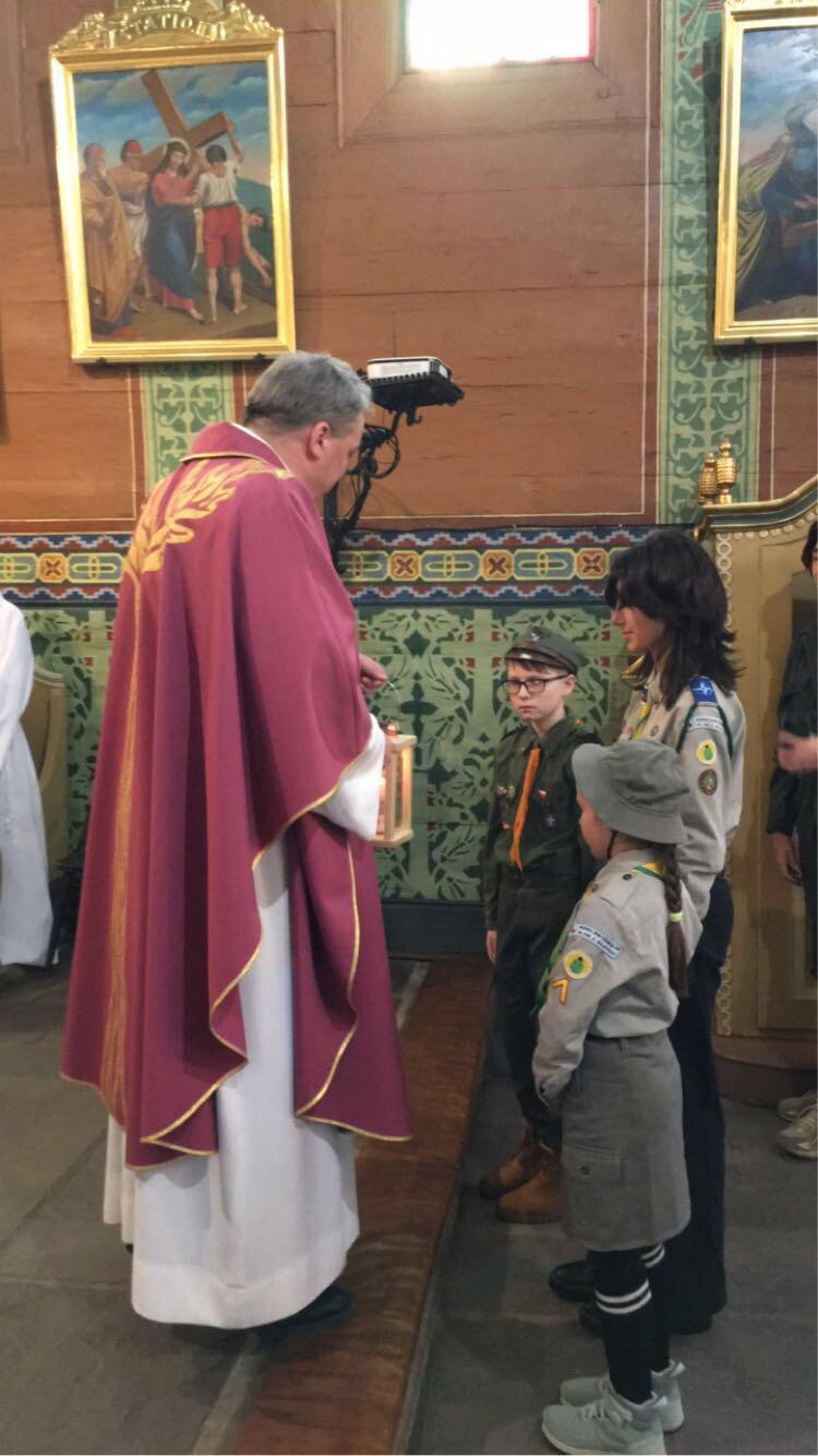 1 Szczep Harcerski z Jawiszowic wprowadził Światło Betlejemskie - Parafia Jawiszowice św. Marcina Biskupa