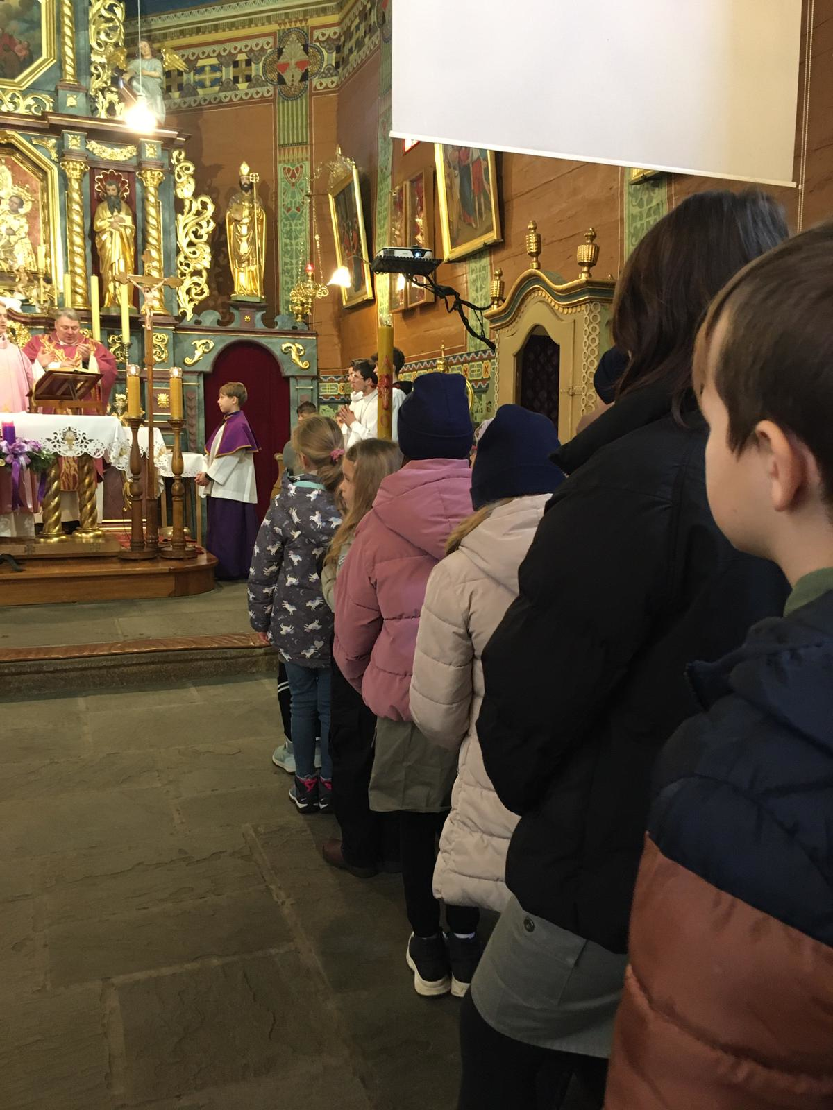 1 Szczep Harcerski z Jawiszowic wprowadził Światło Betlejemskie - Parafia Jawiszowice św. Marcina Biskupa