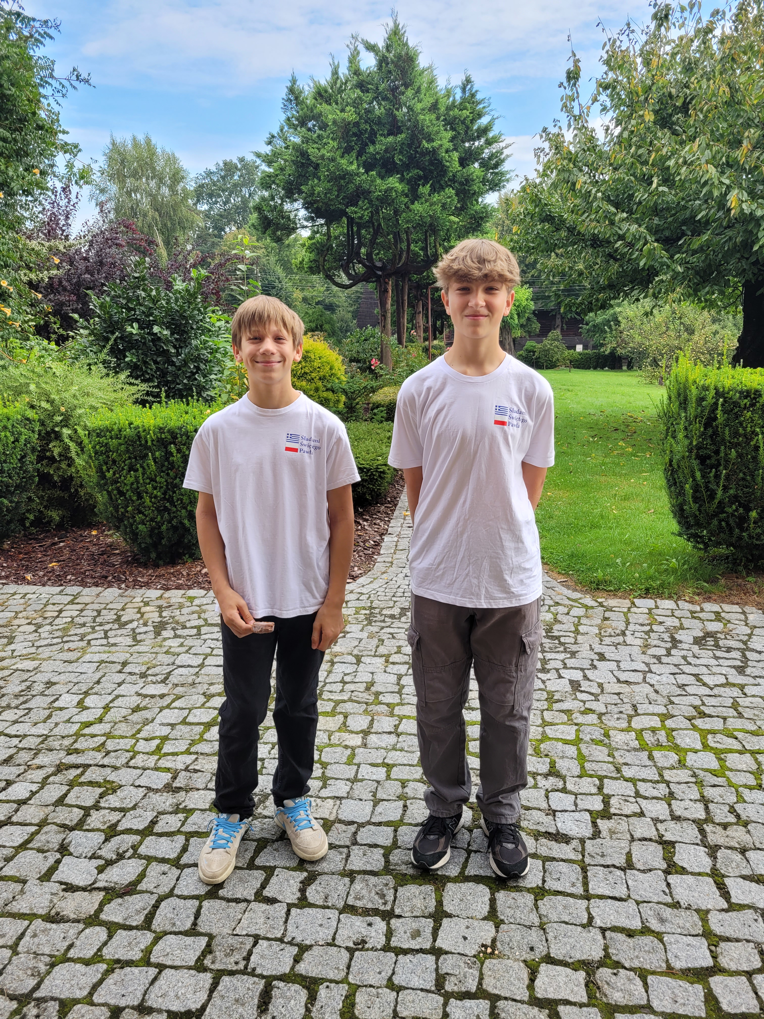 Parafialny T-shirt cegiełką na cele Młodzieży