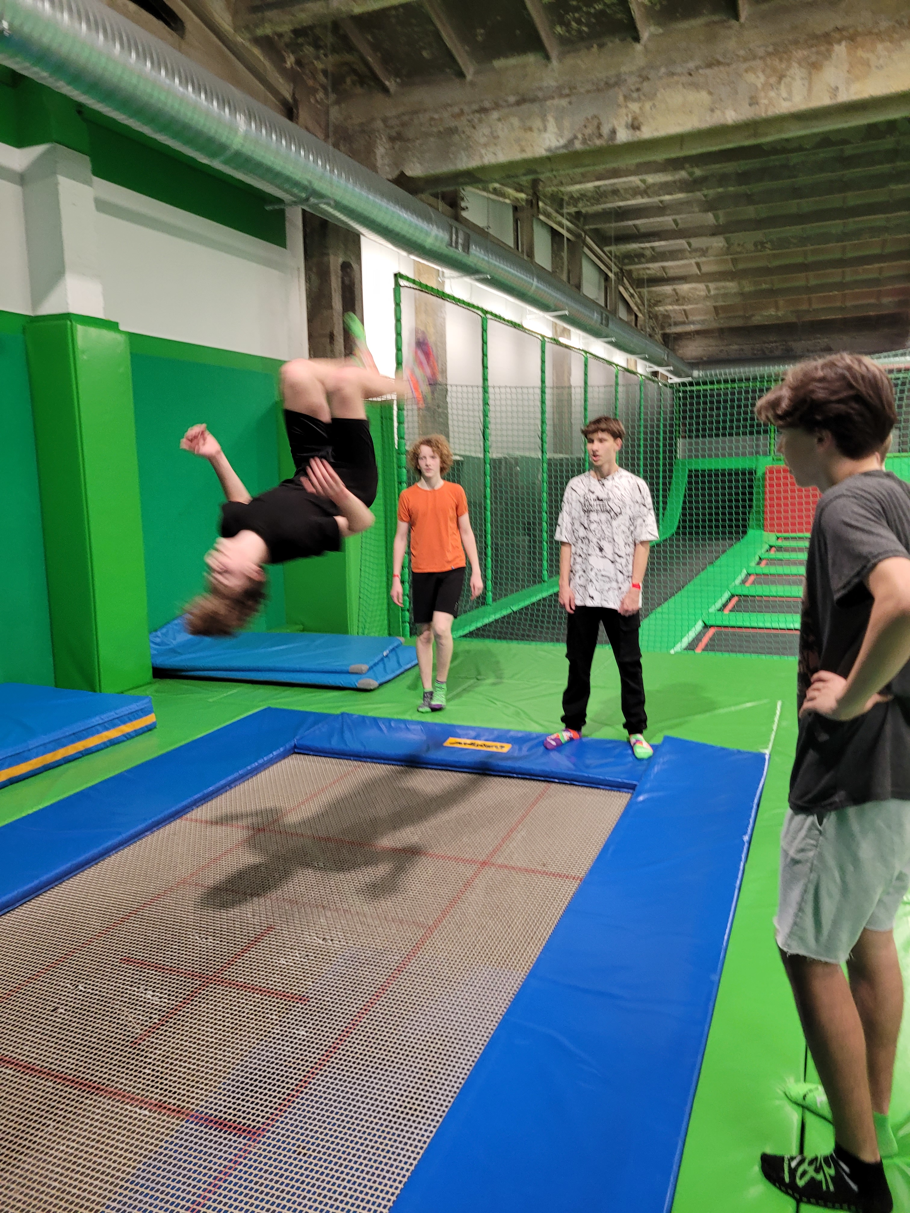 Wycieczka do GOjump Parku Trampolin - Parafia Jawiszowice św. Marcina Bp.