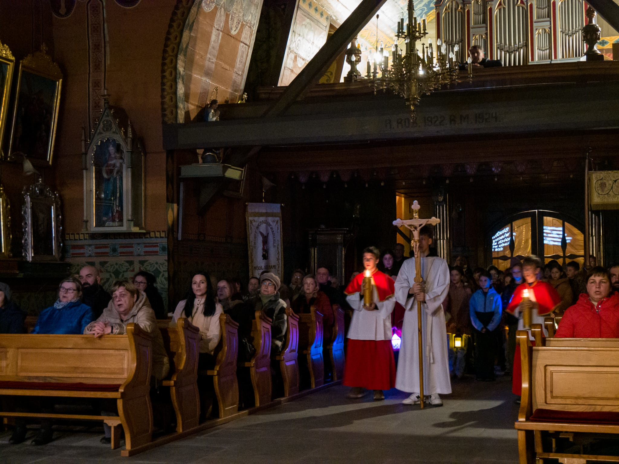 Uczestnicy rorat przygotowali kartki na Boże Narodzenia dla chorych z Parafii