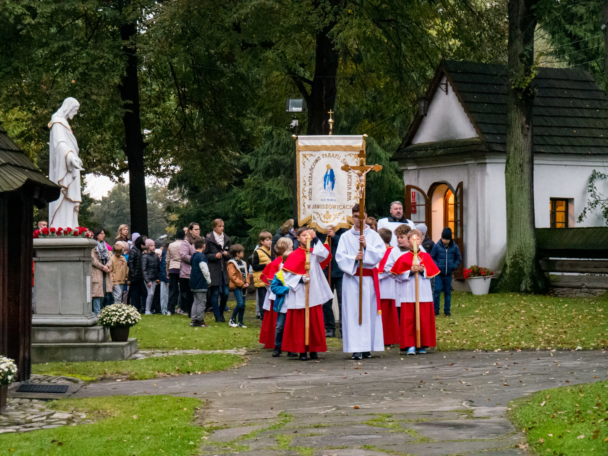 Procesja różańcowa - Parafia Jawiszowice św. Marcina Bpa