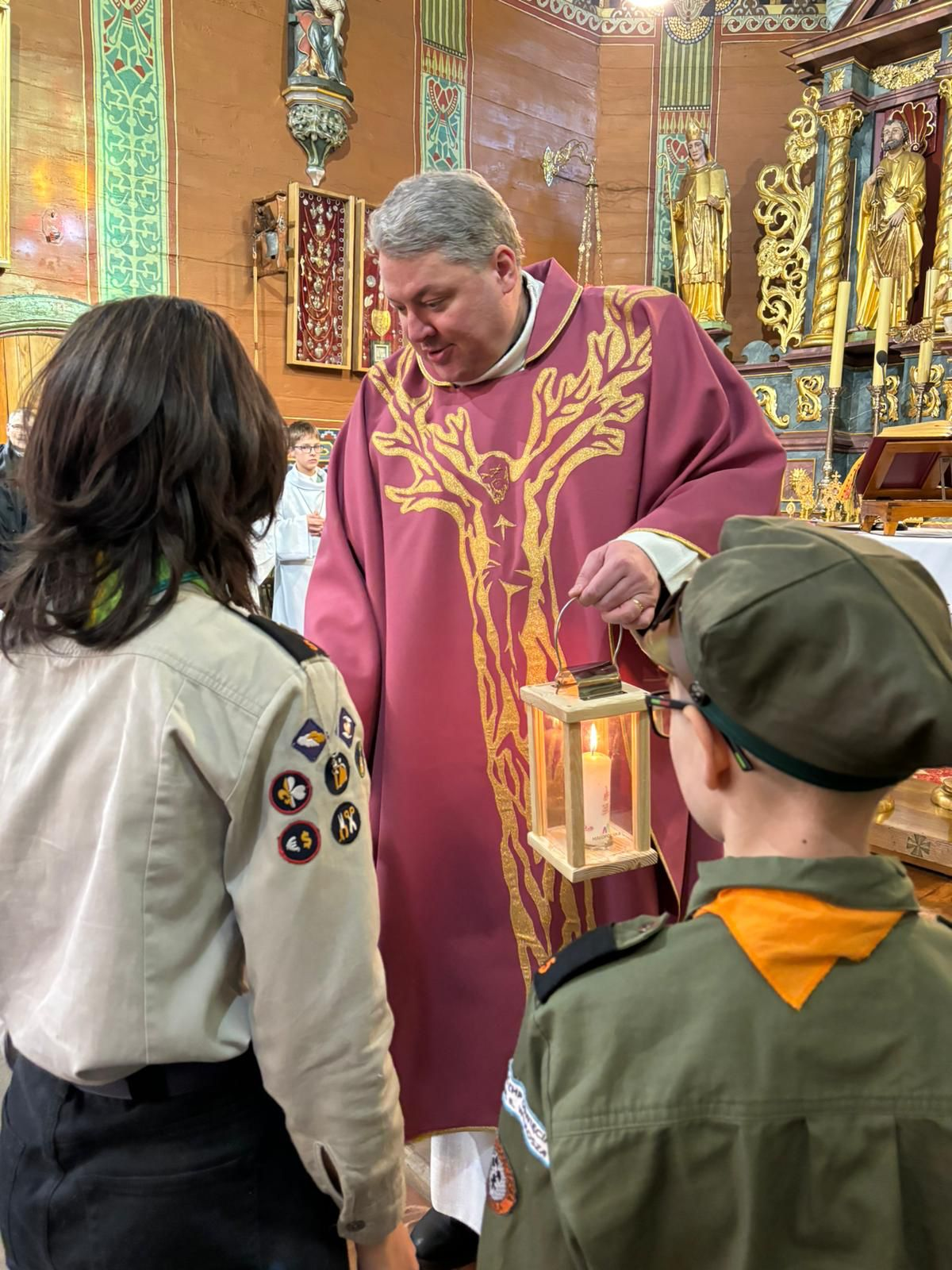 1 Szczep Harcerski z Jawiszowic wprowadził Światło Betlejemskie - Parafia Jawiszowice św. Marcina Biskupa