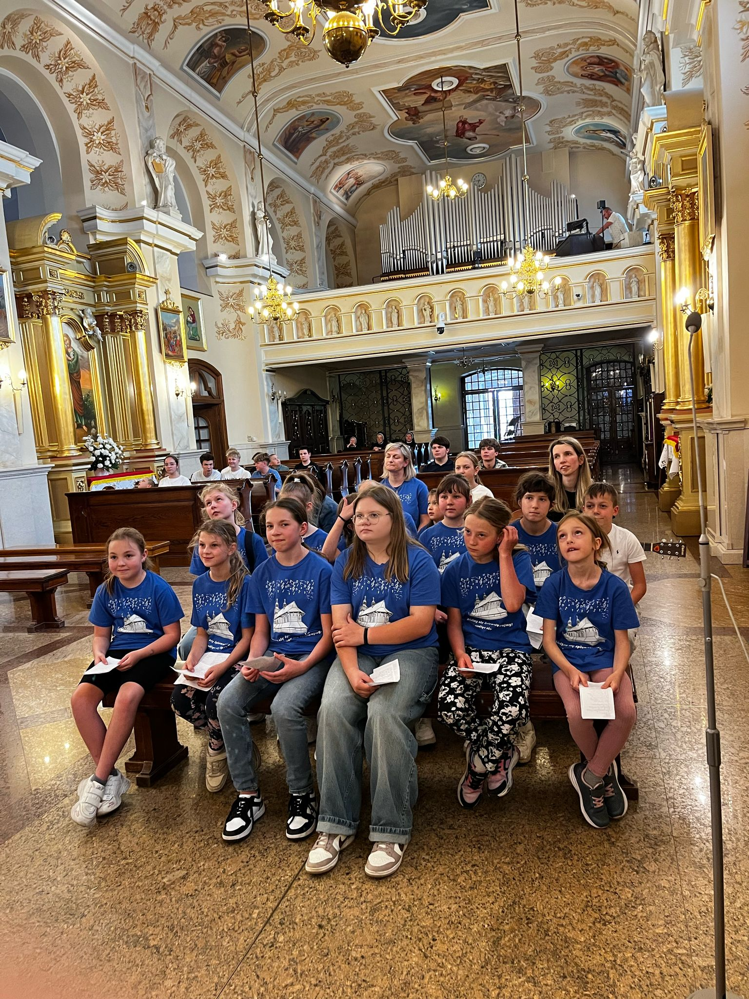 Pielgrzymka do Kościoła Jubileuszowego w Hałcnowie i GOjump - Parafia Jawiszowice św. Marcina Bpa