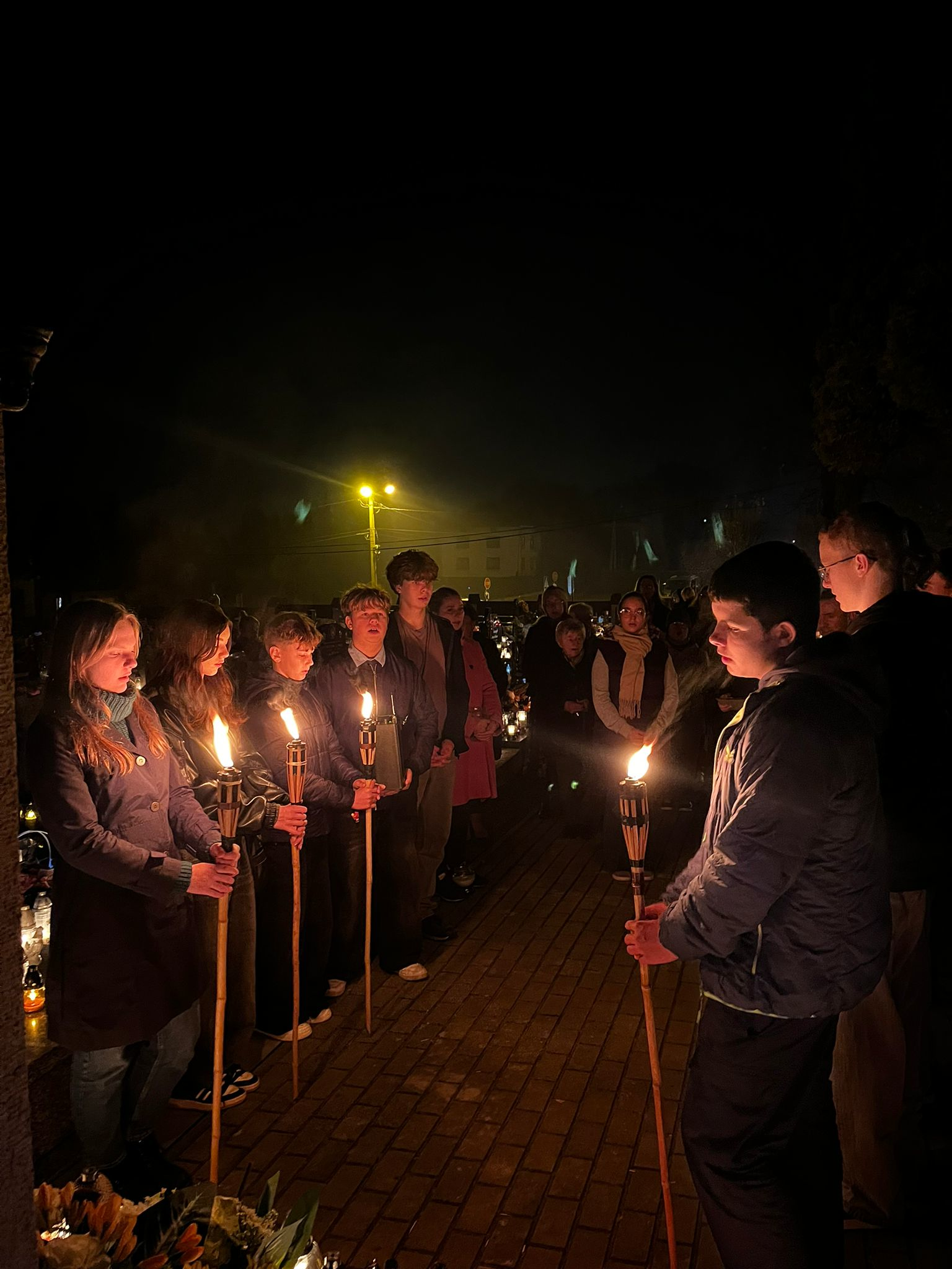 Modlitwa wieczorna na cmentarzu z Młodzieżą - Parafia Jawiszowice św. Marcina Bpa