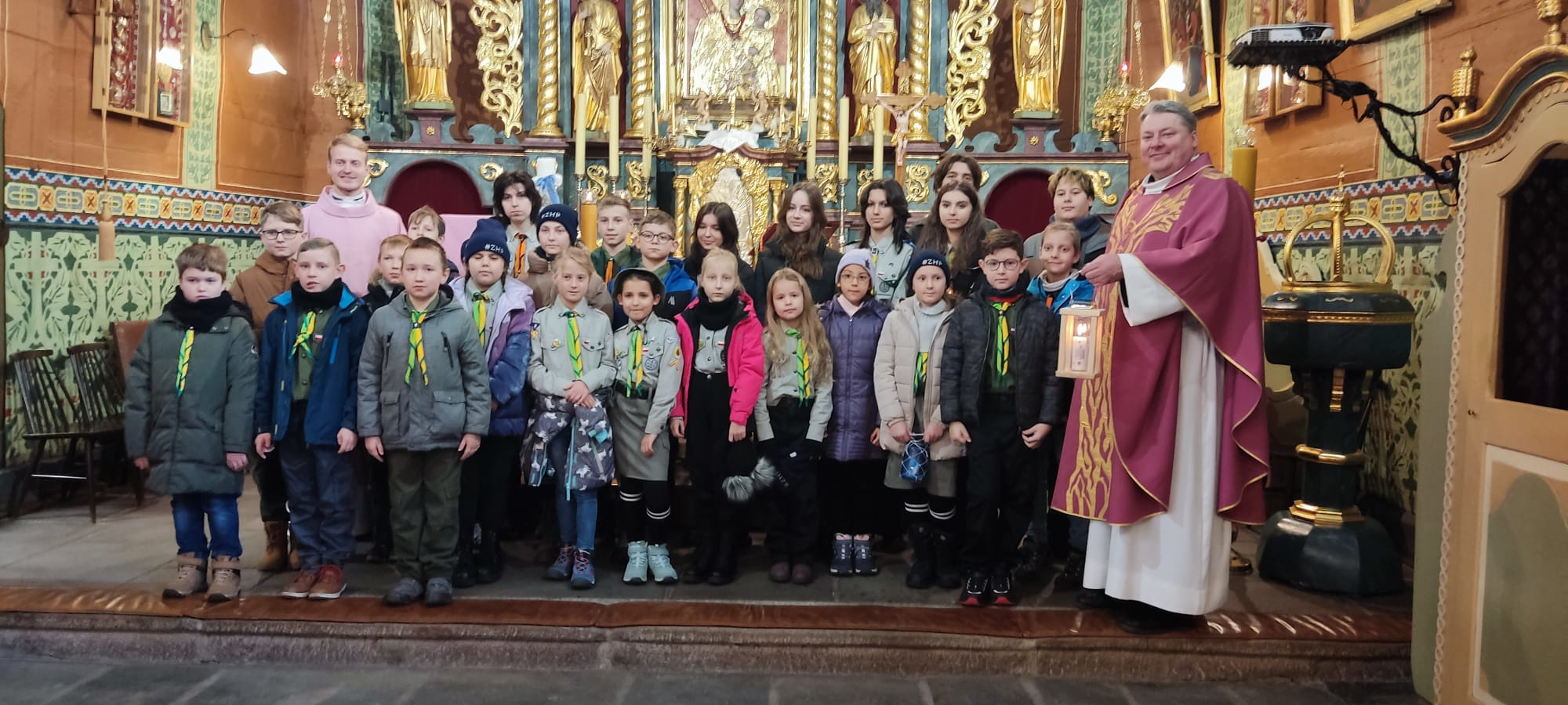 1 Szczep Harcerski z Jawiszowic wprowadził Światło Betlejemskie - Parafia Jawiszowice św. Marcina Biskupa